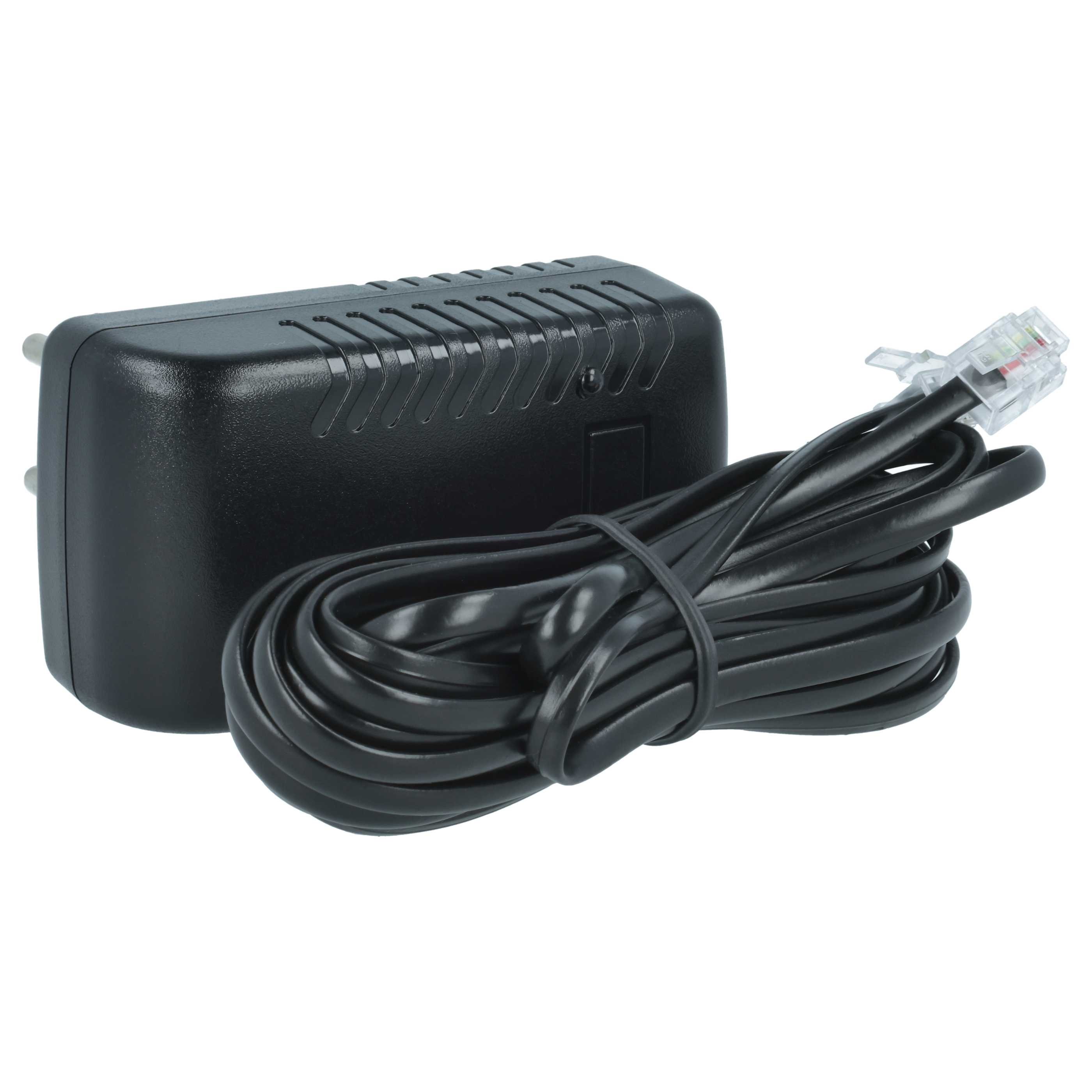 Ein schwarzes Netzteil mit Kabel und Telefonanschluss. Das Kabel ist aufgerollt. Der Hintergrund ist weiß.