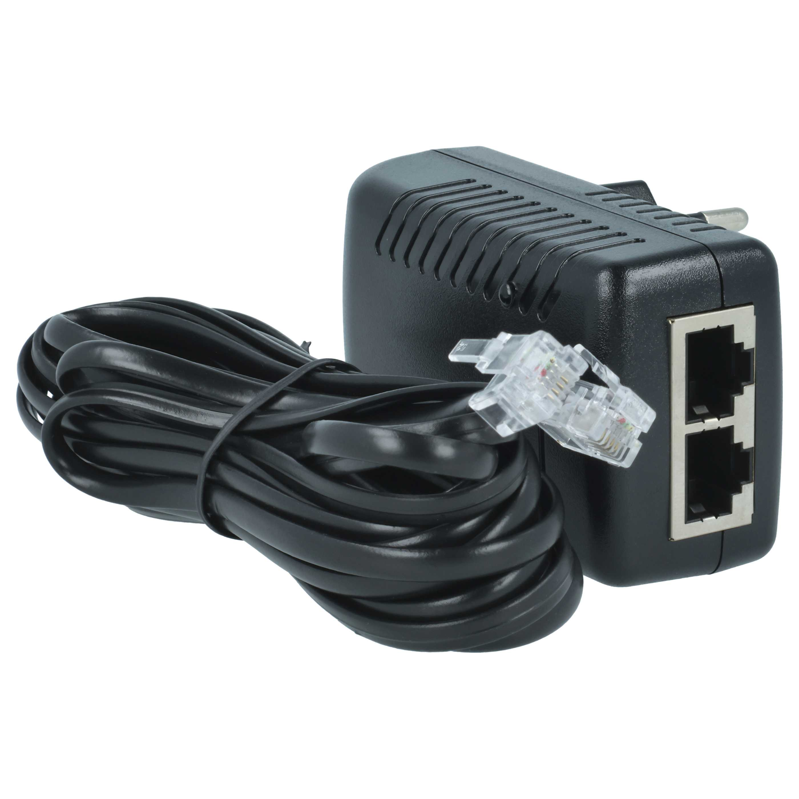Ein schwarzes Netzteil mit schwarzem Kabel und transparenten Steckern auf weißem Hintergrund.