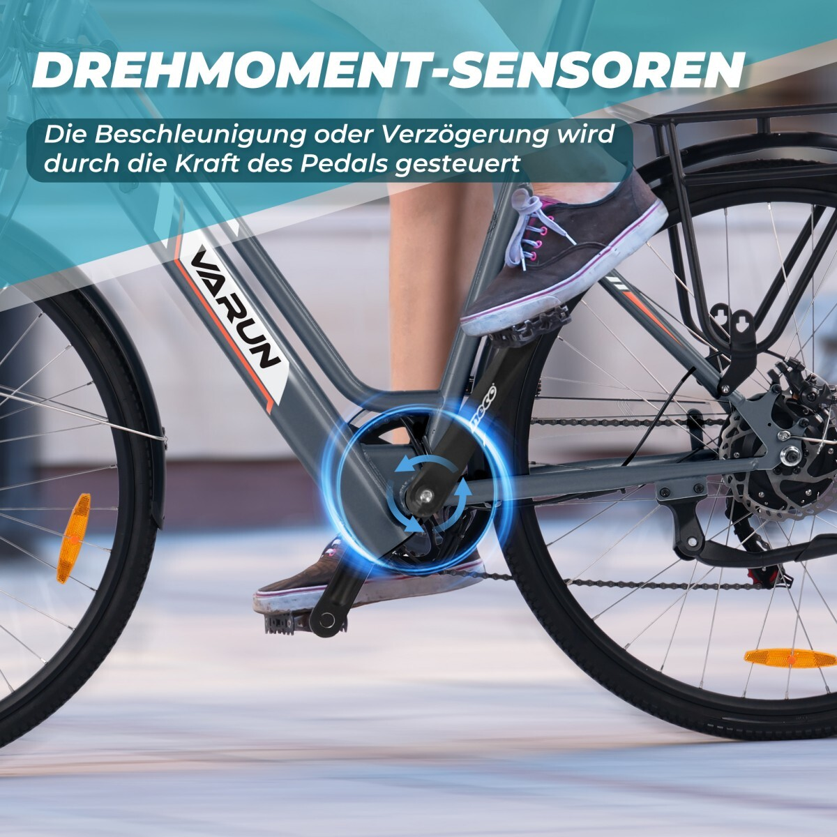 Stopa osoby na pedale roweru, z widocznym słowem VARUN. Obraz podkreśla mechanizm roweru.