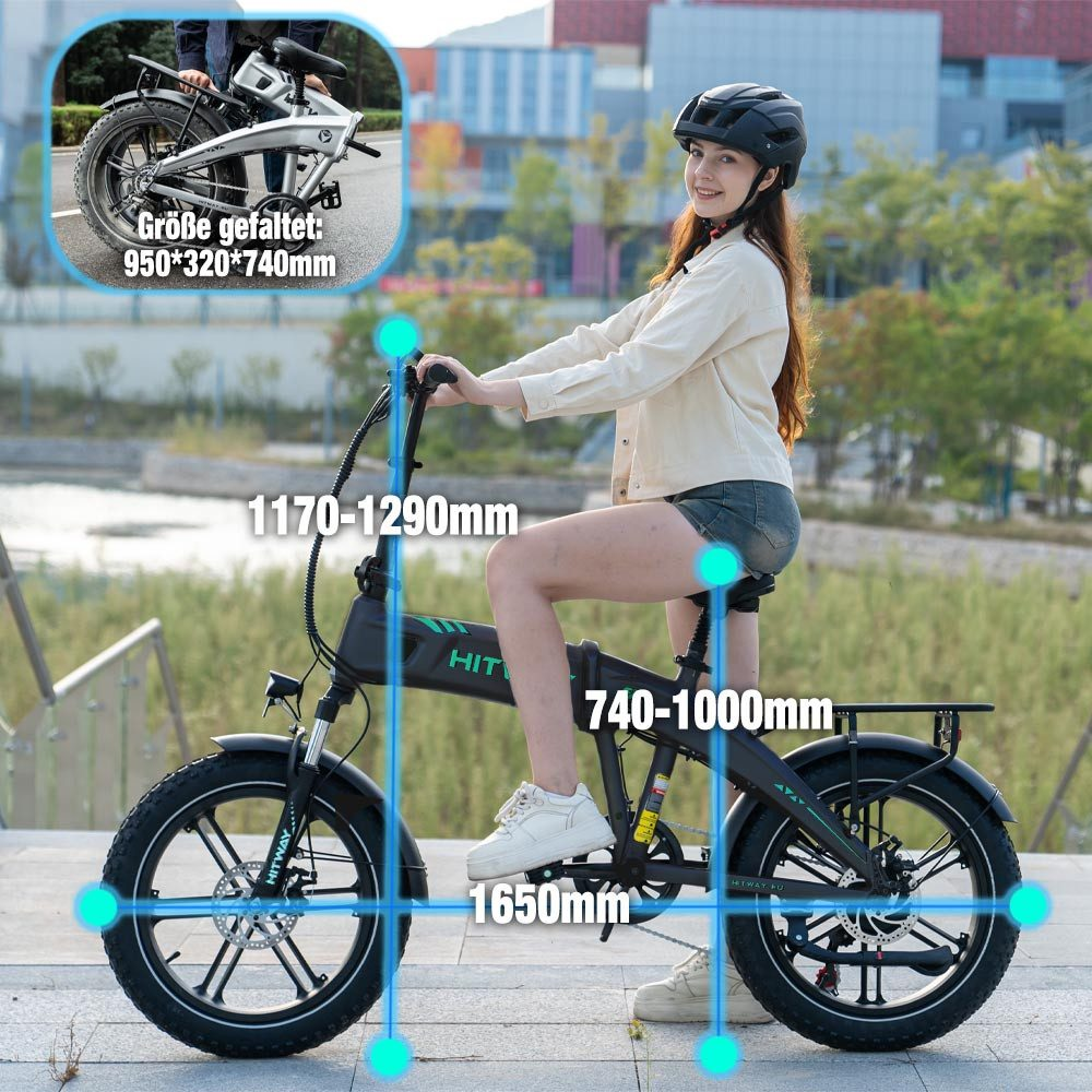 Eine Frau auf einem schwarzen, zusammenklappbaren Elektrofahrrad. Sie trägt einen Helm und Shorts. Abmessungen sind auf dem Fahrrad markiert. Eine Miniatur zeigt das zusammengeklappte Fahrrad.