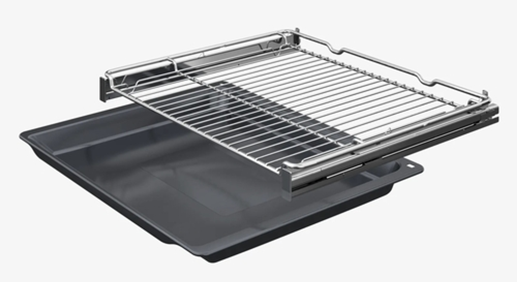 Zestaw rusztu i blachy do pieczenia. Ruszt jest ze stali nierdzewnej, nad ciemnoszarą blachą. Tło jest białe.