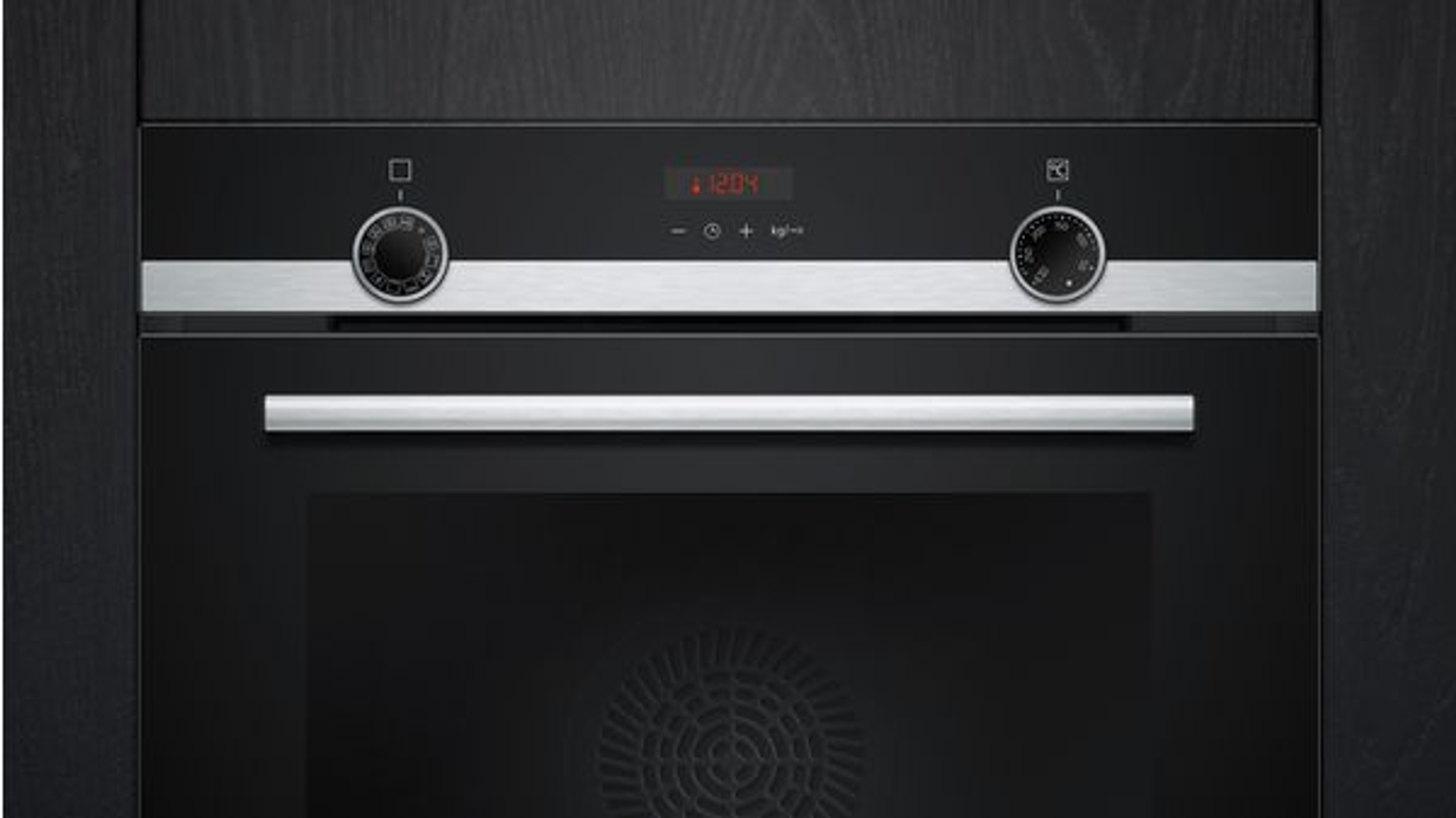 Zbliżenie czarnego piekarnika ze srebrnymi akcentami i dwoma pokrętłami. Piekarnik wyświetla 12:04 na cyfrowym timerze.