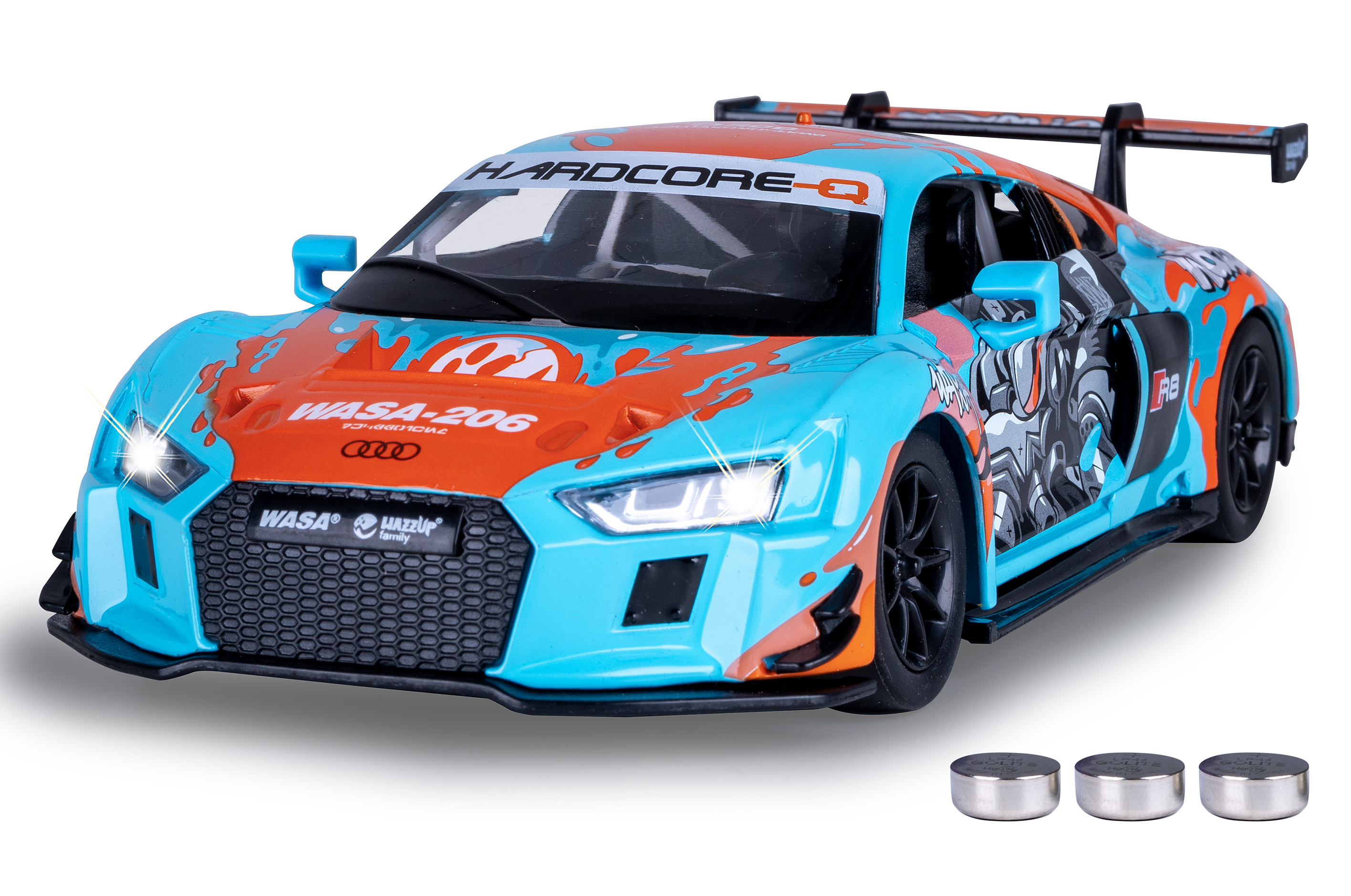 Ein blau-oranges Spielzeugauto mit Sponsorenlogos. Die Scheinwerfer sind eingeschaltet. Unten sind drei Knopfbatterien.