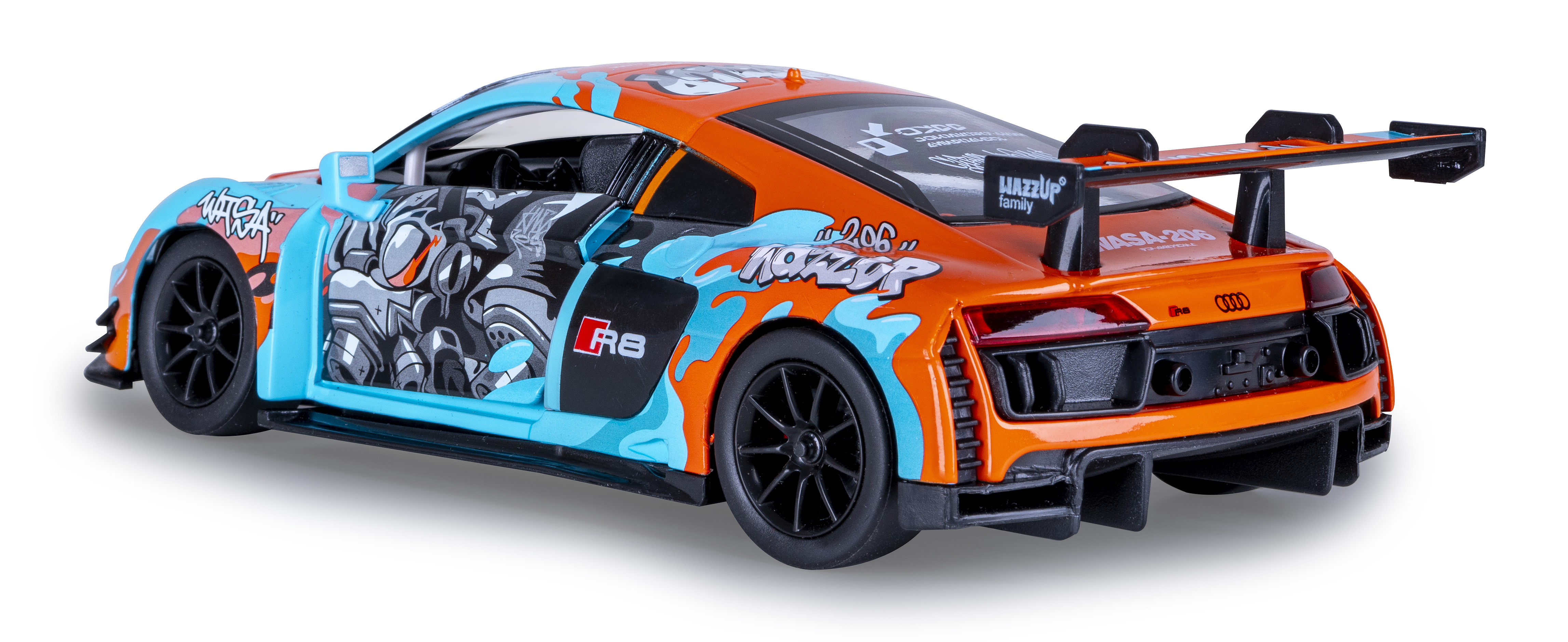Ein orange-blaues Spielzeugauto mit Graffiti-Kunst. Das Auto hat schwarze Räder und einen Spoiler. Der Hintergrund ist weiß.