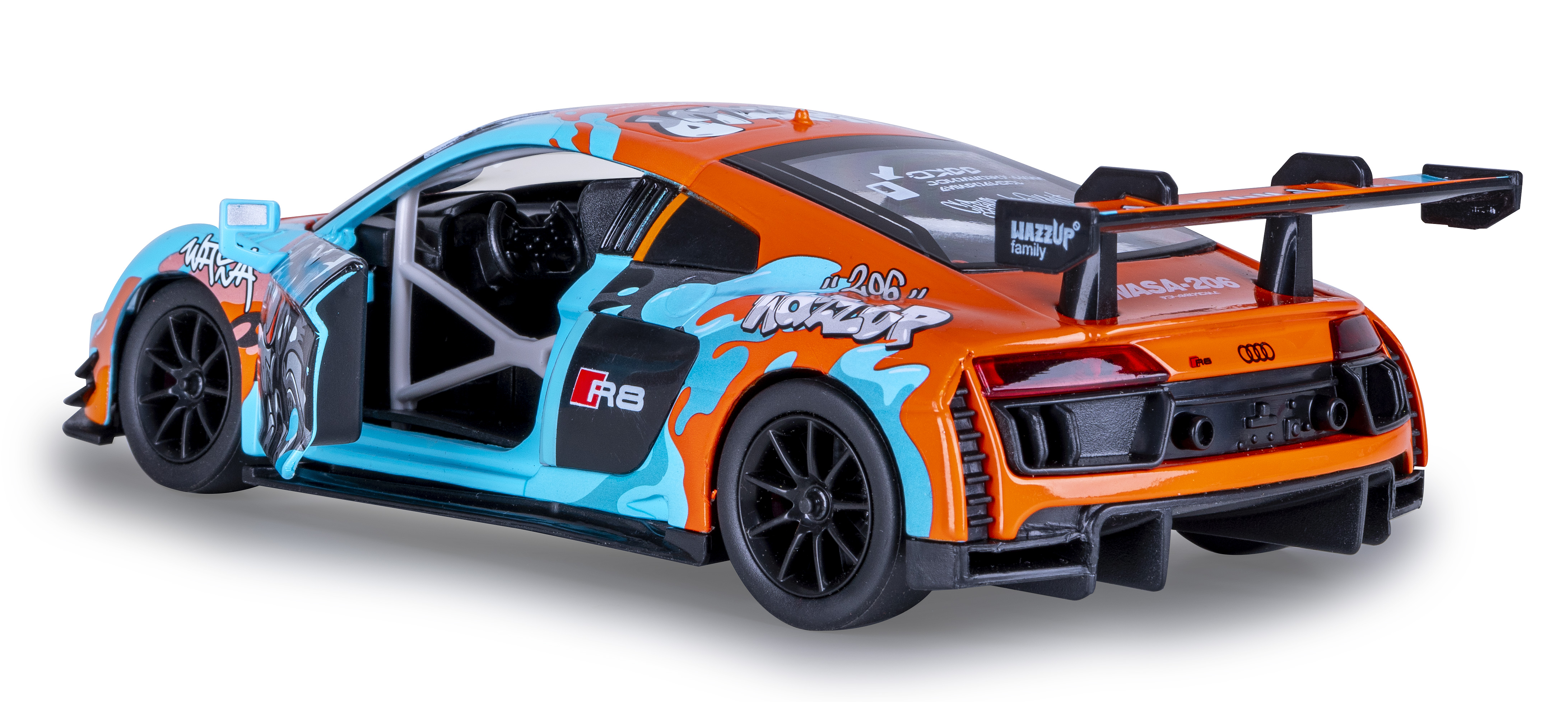 Orange und blaues Spielzeug Audi R8 Rennwagen. Er hat schwarze Räder und einen Heckspoiler. Das Auto steht auf einer weißen Oberfläche.