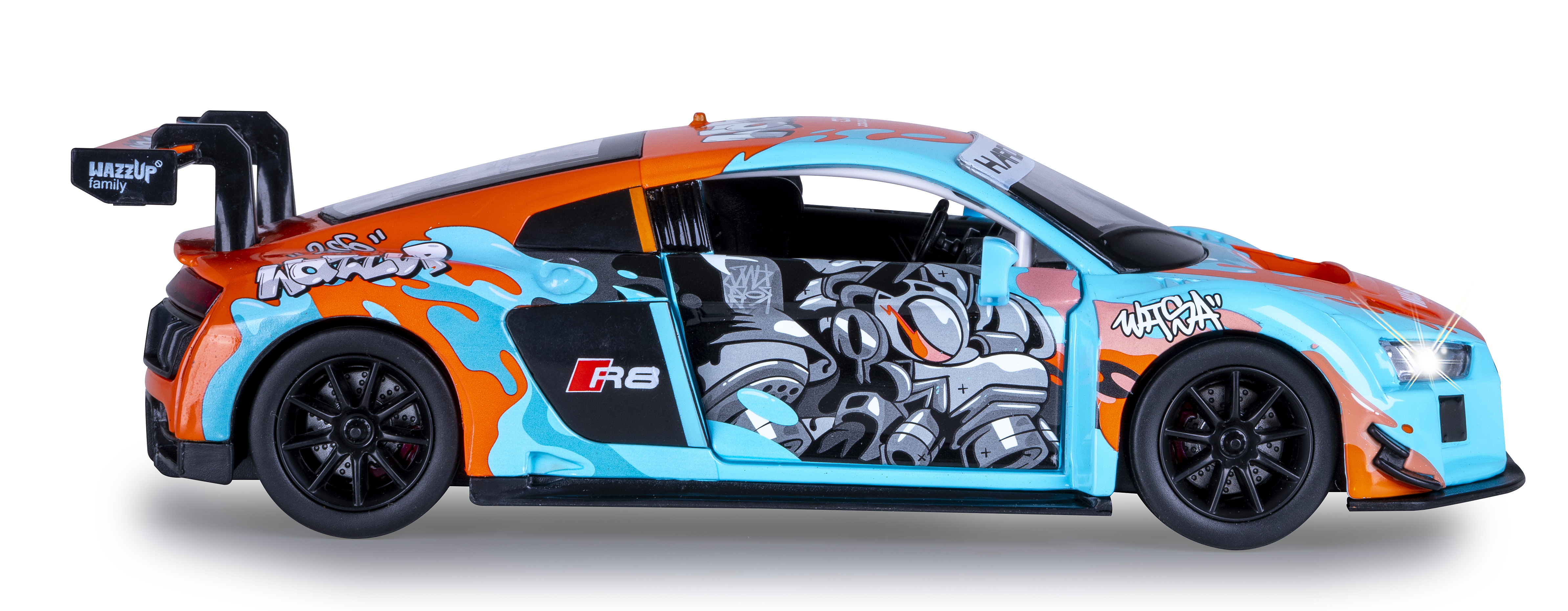 Ein Spielzeugauto mit orangefarbenem und blauem Design, schwarzen Rädern und einem Heckspoiler. Das Auto hat Graffiti-Kunst und ist auf weißem Grund.