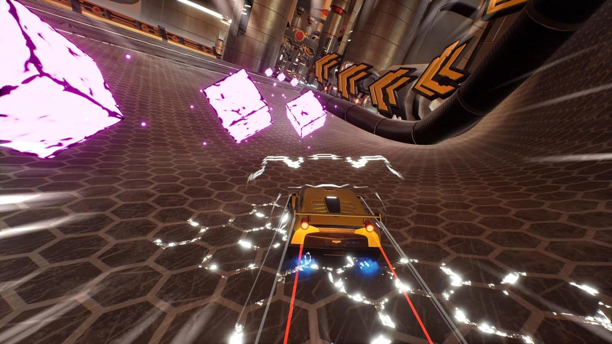 Ein gelbes futuristisches Auto rast auf einer Strecke mit schwebenden Würfeln. Die Strecke hat ein sechseckiges Muster. Lichter und industrielle Elemente umgeben.