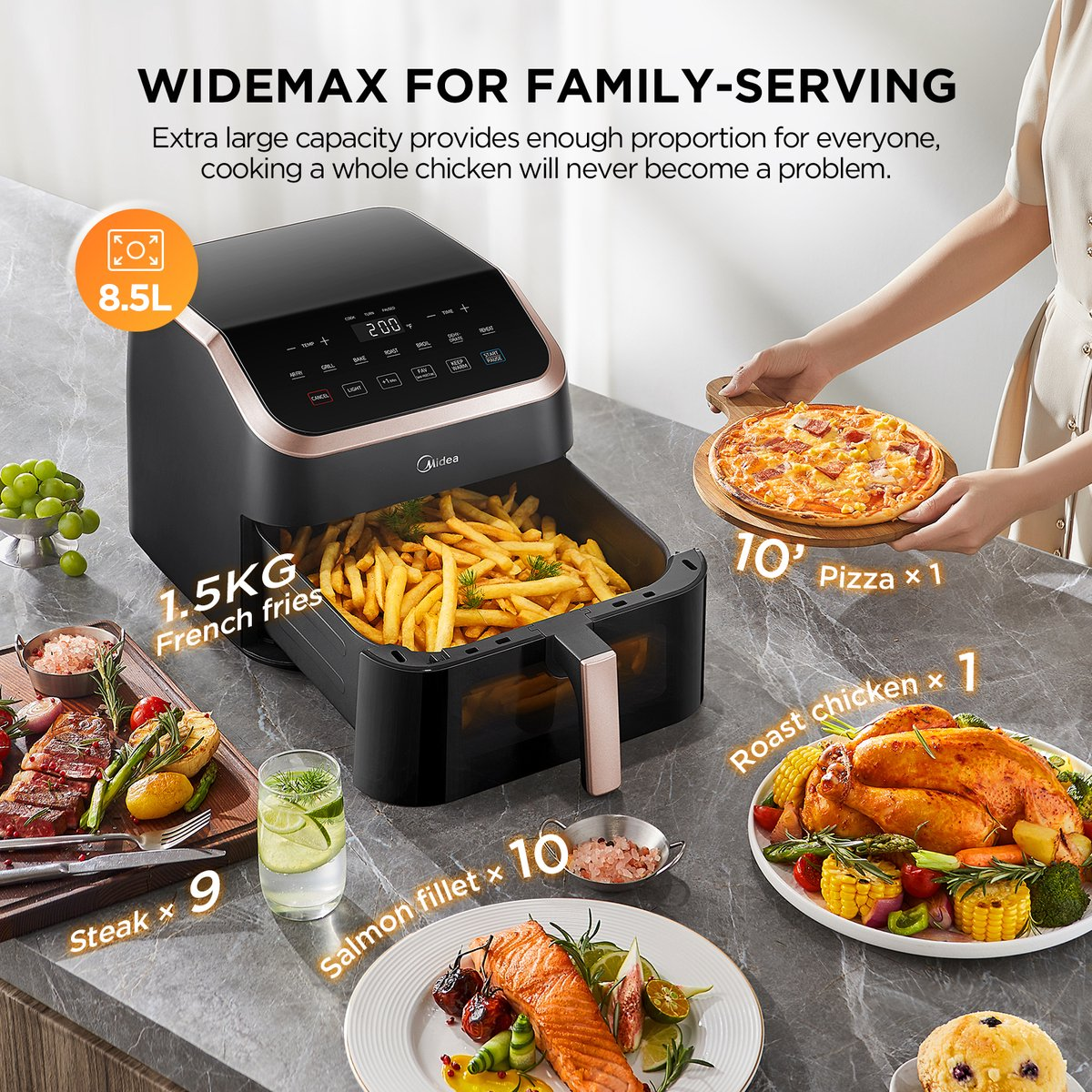 Una friggitrice ad aria con campioni di cibo come pizza, bistecca e salmone. Una donna tiene in mano una pizza. Il testo recita: WIDEMAX PER LA FAMIGLIA.