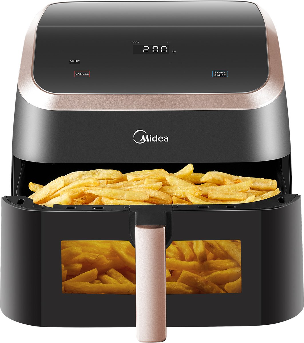Una friggitrice ad aria con patatine fritte all'interno. L'elettrodomestico è nero con finiture oro rosa. Le patatine sono dorate e la maniglia è rosa.