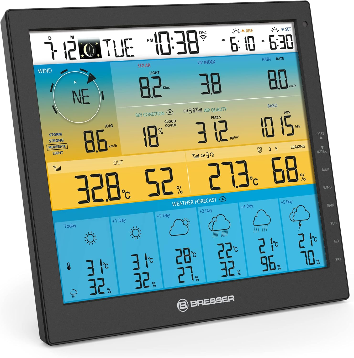 Eine digitale Wetterstation zeigt Datum, Uhrzeit, Wettervorhersage und verschiedene Umweltmessungen an.