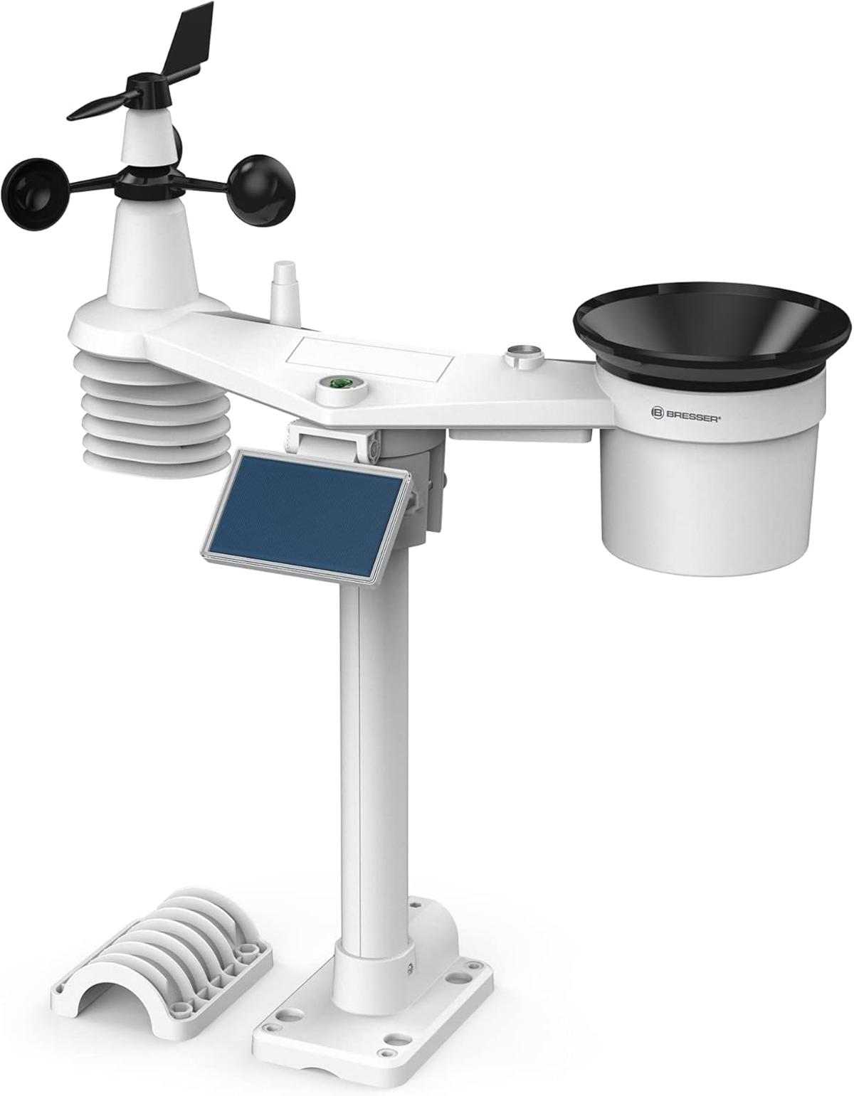 Eine weiße Wetterstation mit Windfahne, Anemometer, Regenmesser und Solarpanel. Der Markenname Bresser ist sichtbar.