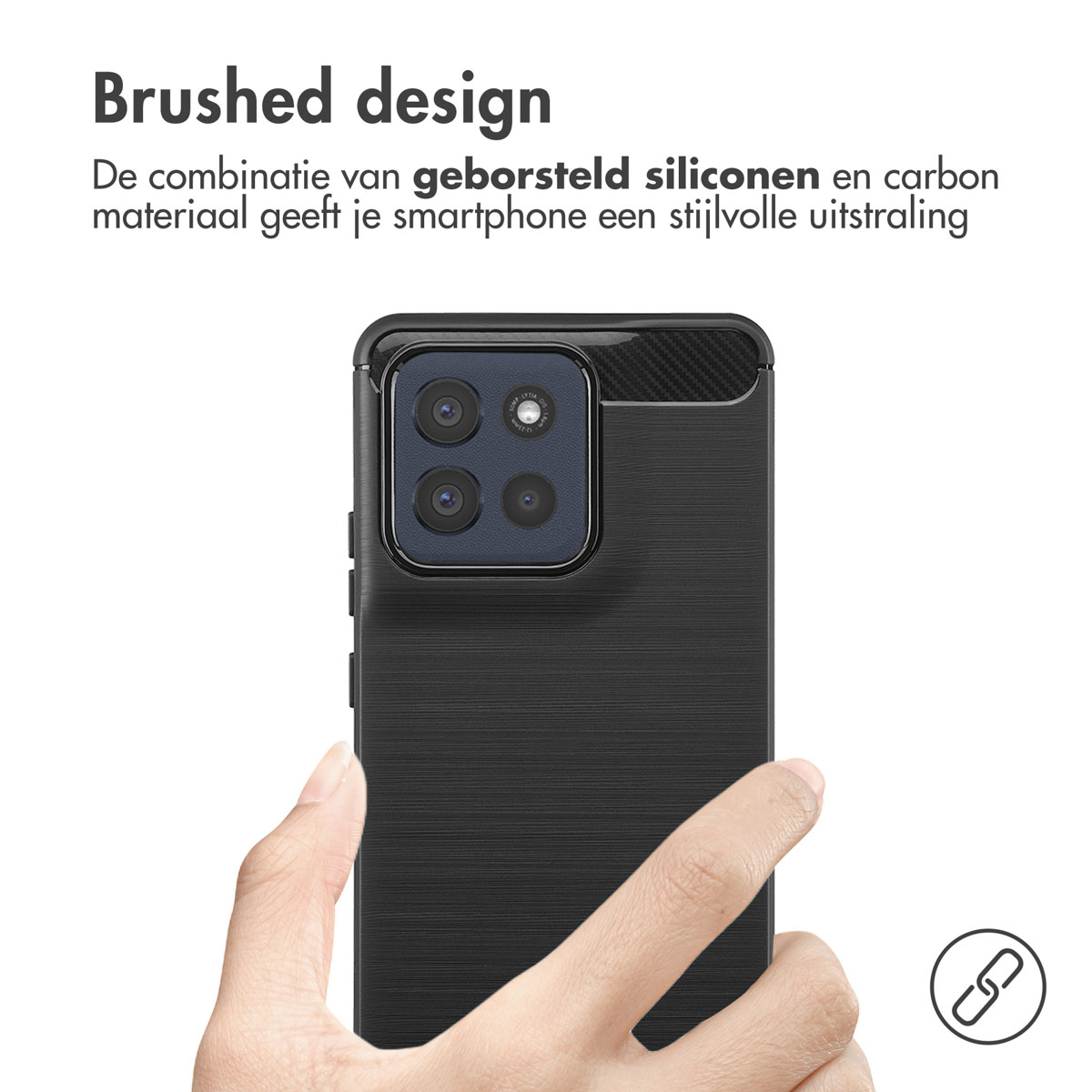 Eine Hand hält eine schwarze Handyhülle mit gebürstetem Design. Die Hülle hat einen Kameraausschnitt und ein Link-Symbol in der Ecke.