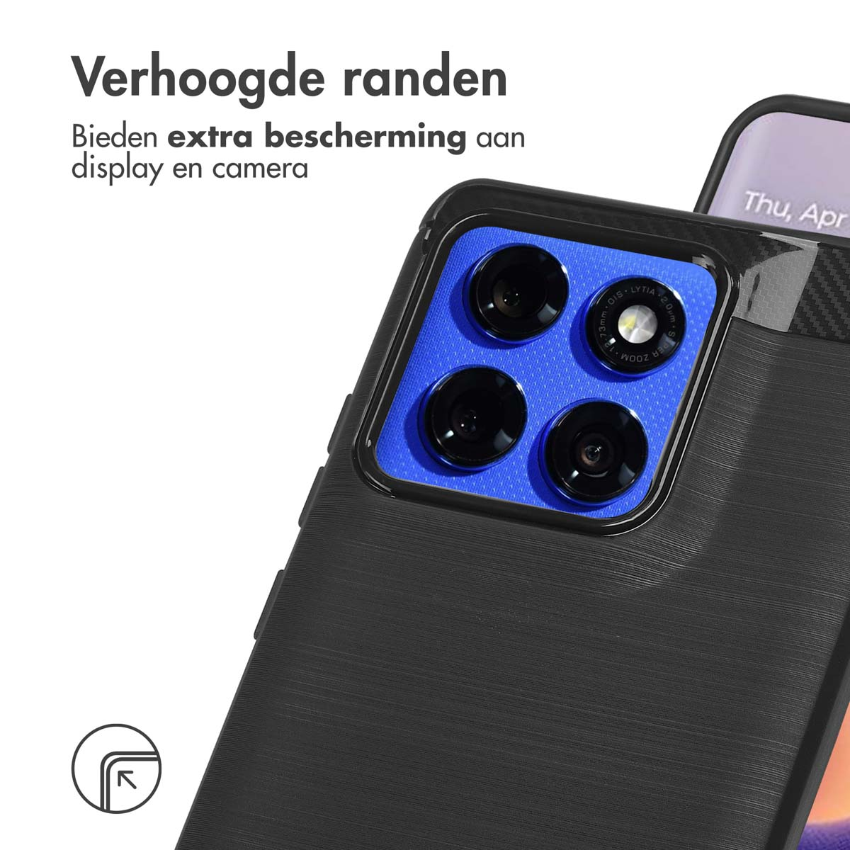 Primo piano di una custodia per telefono con modulo fotocamera. Testo olandese: 'I bordi rialzati offrono una protezione extra per display e fotocamera'.
