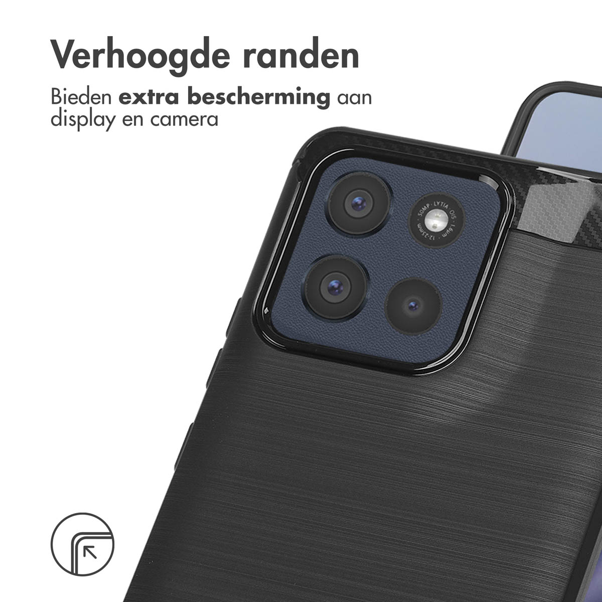Nahaufnahme einer schwarzen Handyhülle mit drei Kameralinsen. Text: 'Erhöhte Ränder bieten zusätzlichen Schutz für Display und Kamera.'