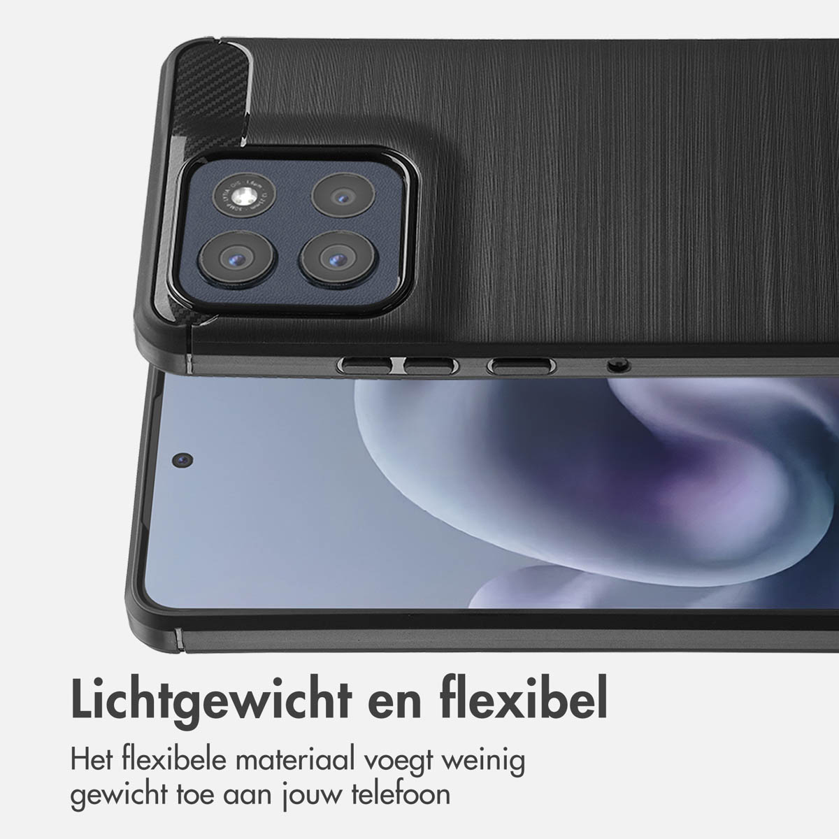 Gezeigt wird eine schwarze Handyhülle mit strukturierter Oberfläche, die teilweise ein Telefon bedeckt. Die Hülle hat Kameraausschnitte.