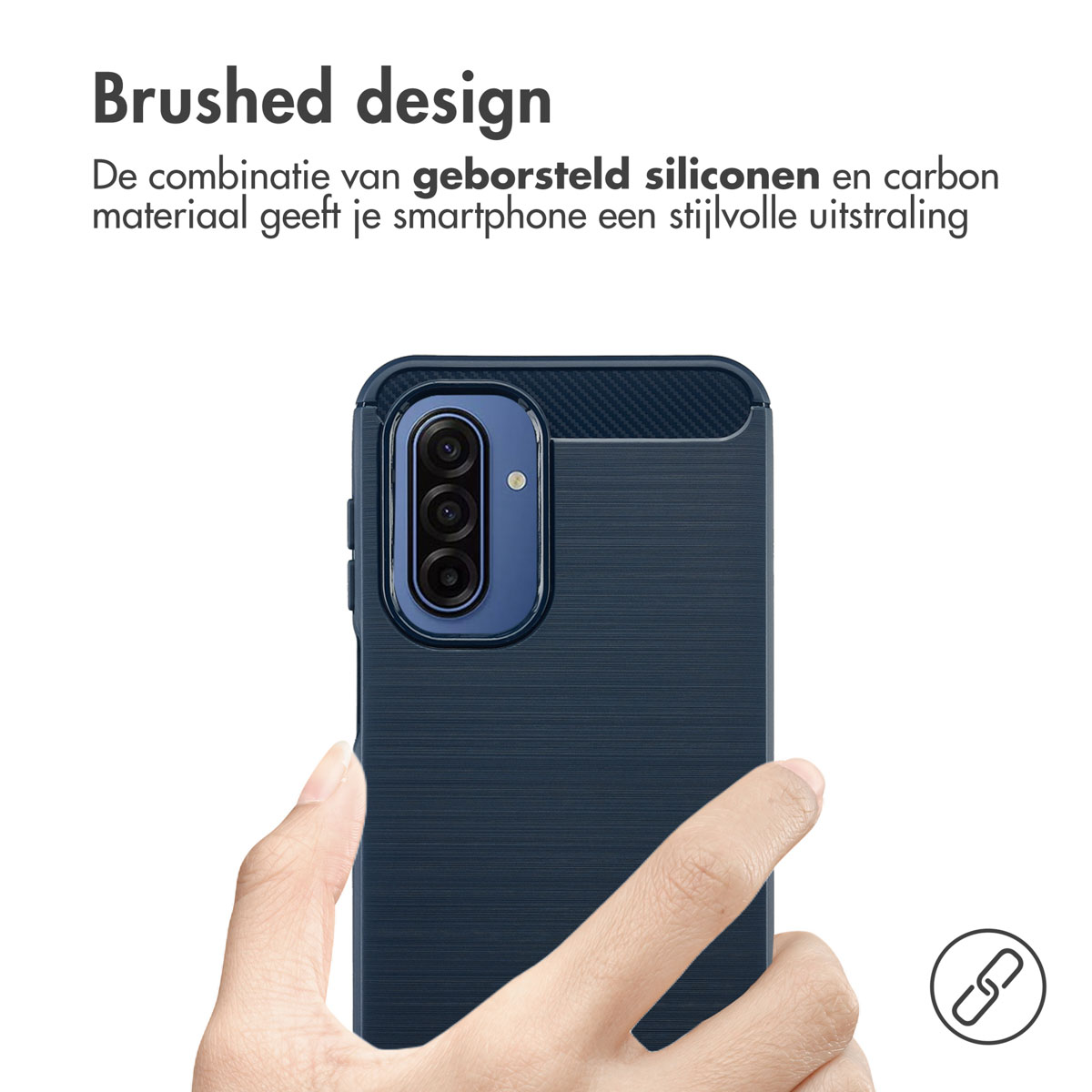 Eine Hand hält eine blaue Handyhülle. Sie hat ein gebürstetes Design und ein Kameramodul. Oben steht "Brushed design".