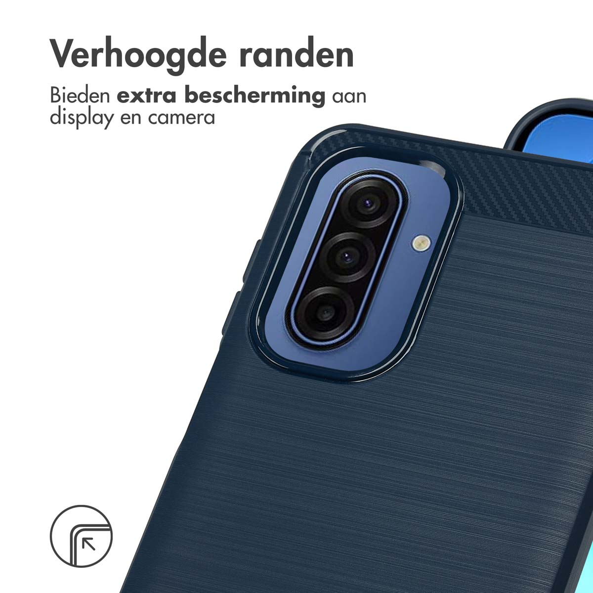Nahaufnahme einer marineblauen Handyhülle mit erhöhten Rändern. Der Kamerabereich ist sichtbar, mit drei Linsen. Text: 'Erhöhte Ränder'.