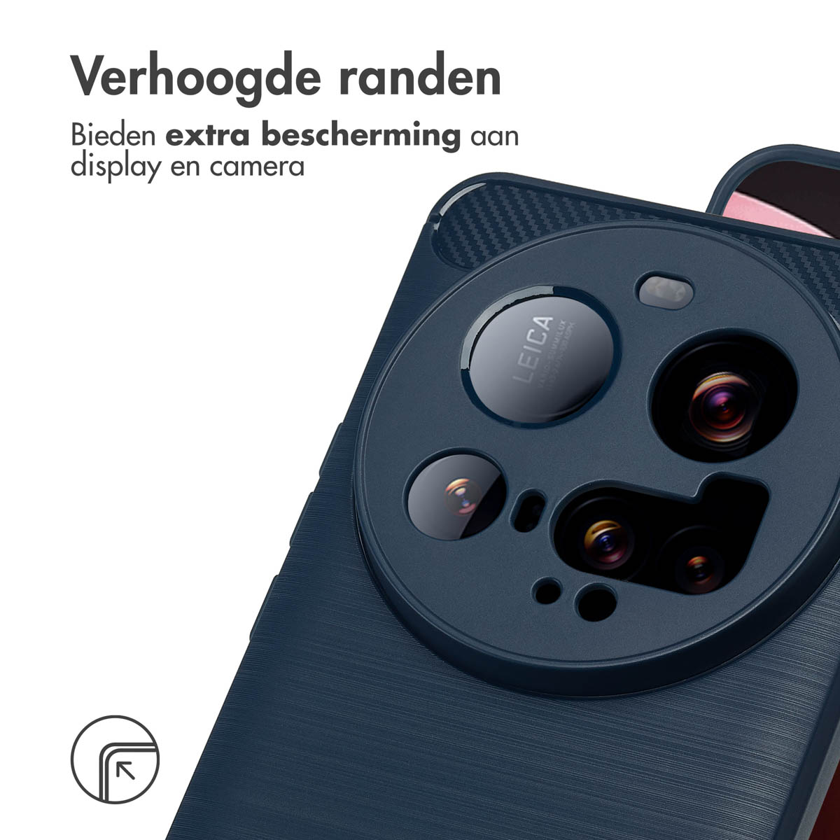 Donkerblauwe telefoonhoes met cameramodule met Leica lens. Tekst: extra bescherming voor scherm en camera.