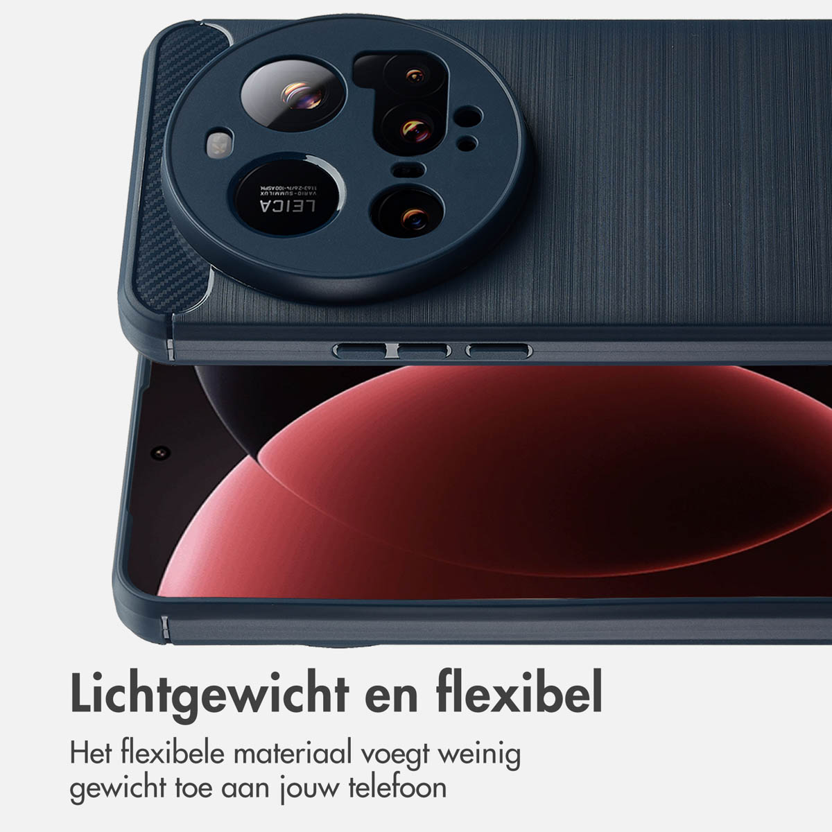 Close-up van een telefoonhoesje met een cameramodule. De hoes is donkerblauw met een textuur. "LEICA" is zichtbaar.