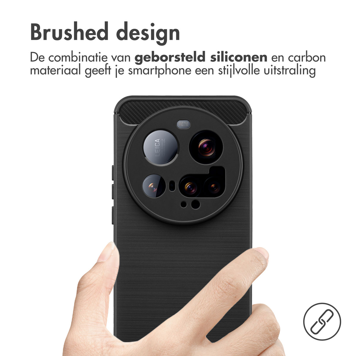 Een zwarte telefoonhoes met geborsteld design, vastgehouden door een hand. Voorzien van het Leica-logo en tekst over siliconen en carbon.