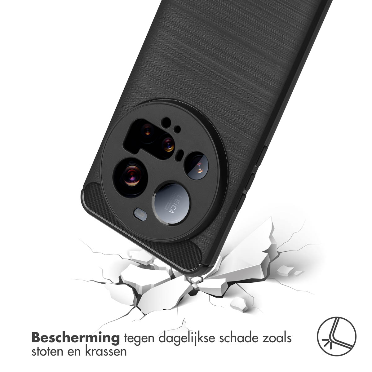 Een zwarte telefoonhoes met cameramodule breekt witte grond. Tekst: 'bescherming tegen dagelijkse schade'.