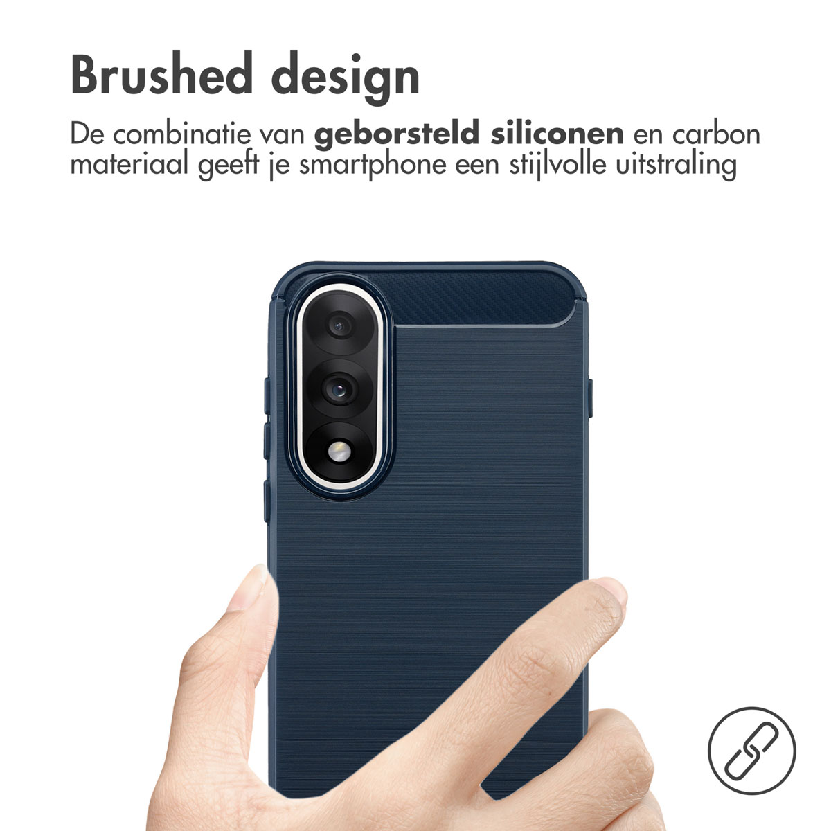Una mano tiene una custodia blu per telefono con un design spazzolato. La custodia ha un ritaglio per la fotocamera. Il testo recita 'Brushed design'.
