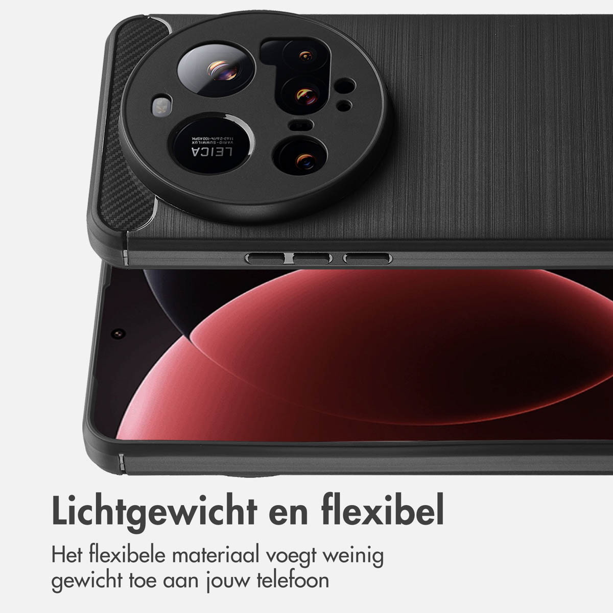 Close-up van een zwarte telefoon met grote cameramodule. Het scherm toont een rode gradiënt. Tekst: 'Lichtgewicht en flexibel'.