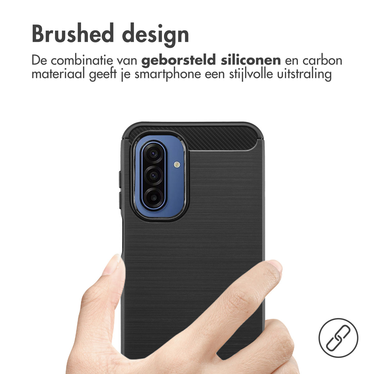 Eine Hand hält eine schwarze Handyhülle mit gebürstetem Design. Die Hülle hat einen Kameraausschnitt und ein Link-Symbol in der Ecke.