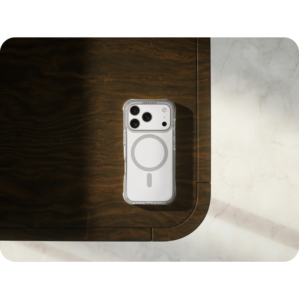 Ein Smartphone in einer durchsichtigen Hülle liegt auf einer dunklen Holzoberfläche. Das Telefon hat mehrere Kameras und einen kreisförmigen magnetischen Ladebereich.