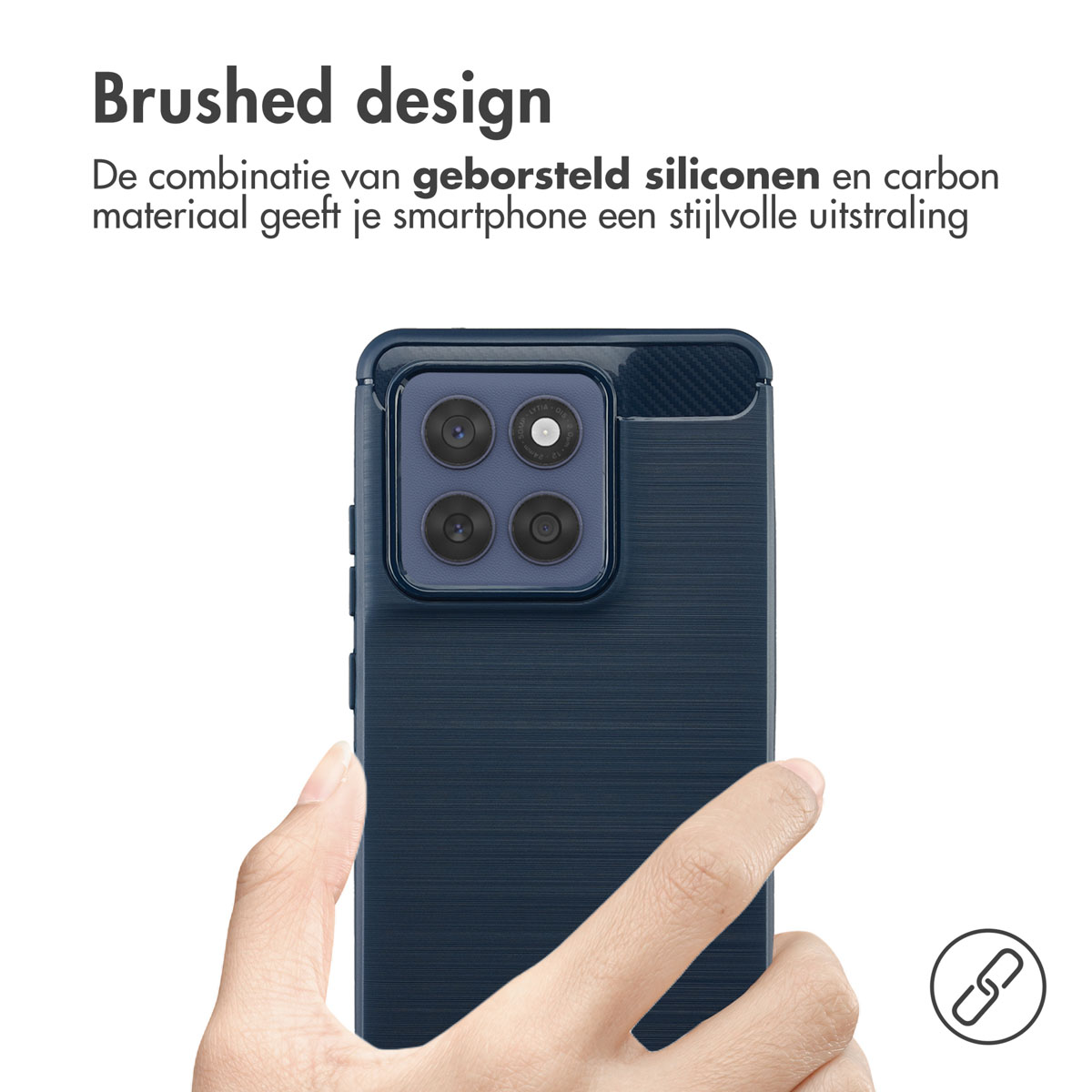 Eine Hand hält eine marineblaue Handyhülle mit Kameralinsen. Oben steht: "Brushed Design".