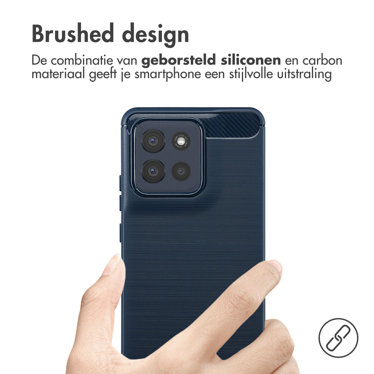 Hand hält eine blaue Handyhülle mit gebürstetem Design. Die Hülle hat eine Kameraausbuchtung und ein Link-Symbol.