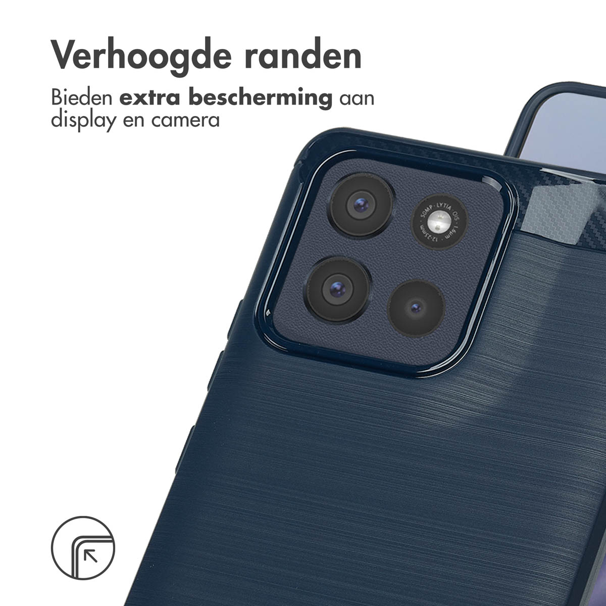 Dunkelblaue Handyhülle mit drei Kameralinsen. Text: Erhöhte Ränder bieten zusätzlichen Schutz für Display und Kamera.