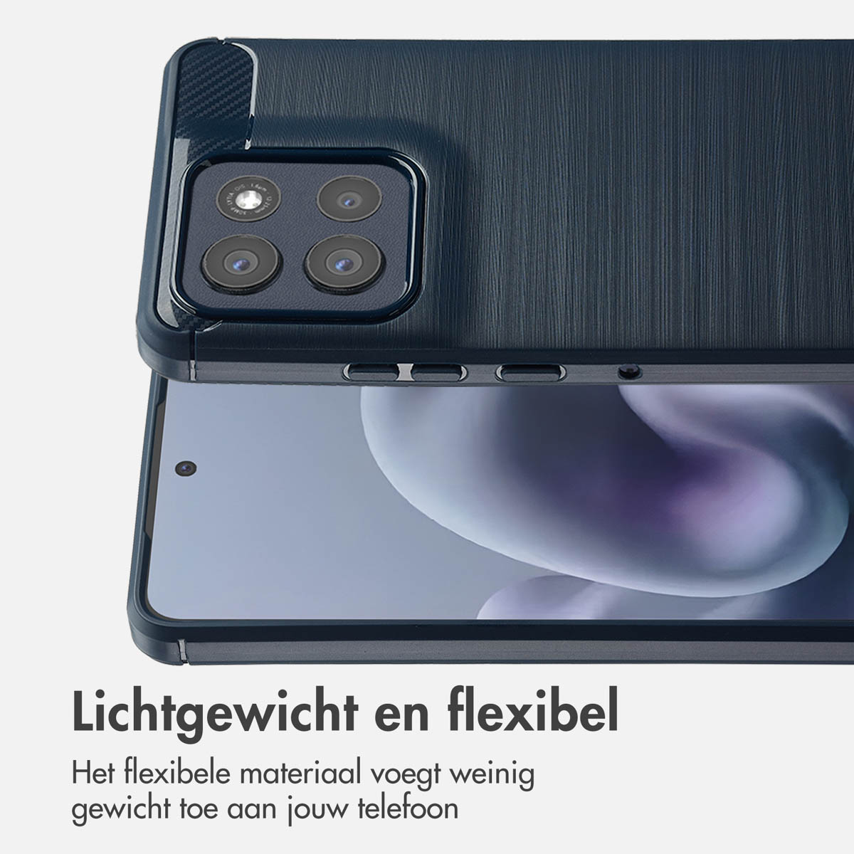 Eine Handyhülle mit schwarzem Kameramodul wird gezeigt. Sie liegt auf einem Telefonbildschirm, darunter steht "Leicht und flexibel".