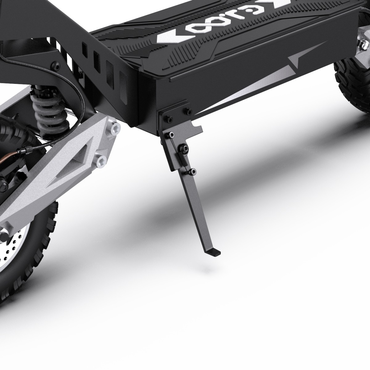 Czarno-srebrna hulajnoga elektryczna na białym tle. Hulajnoga ma podpórkę i widoczną oponę.