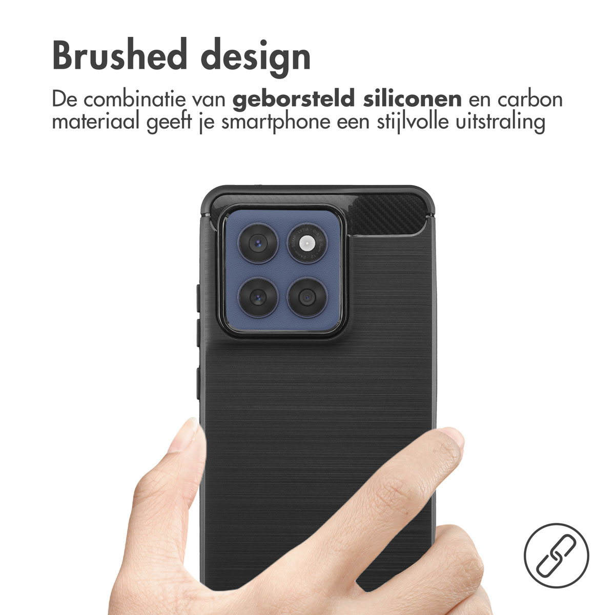 Eine Hand hält eine schwarze Handyhülle mit gebürstetem Design. Die Handyhülle hat vier Kameralinsen.