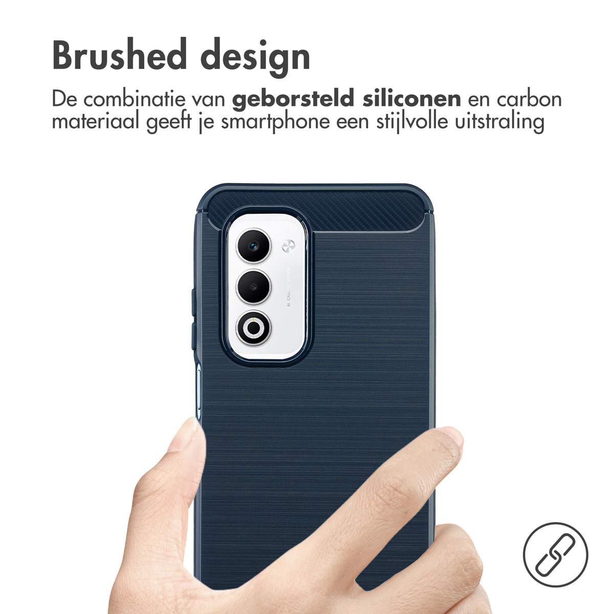 Een hand houdt een donkerblauwe telefoonhoes met een geborsteld ontwerp vast. De hoes heeft een cameramodule en tekst met 'Brushed design'.