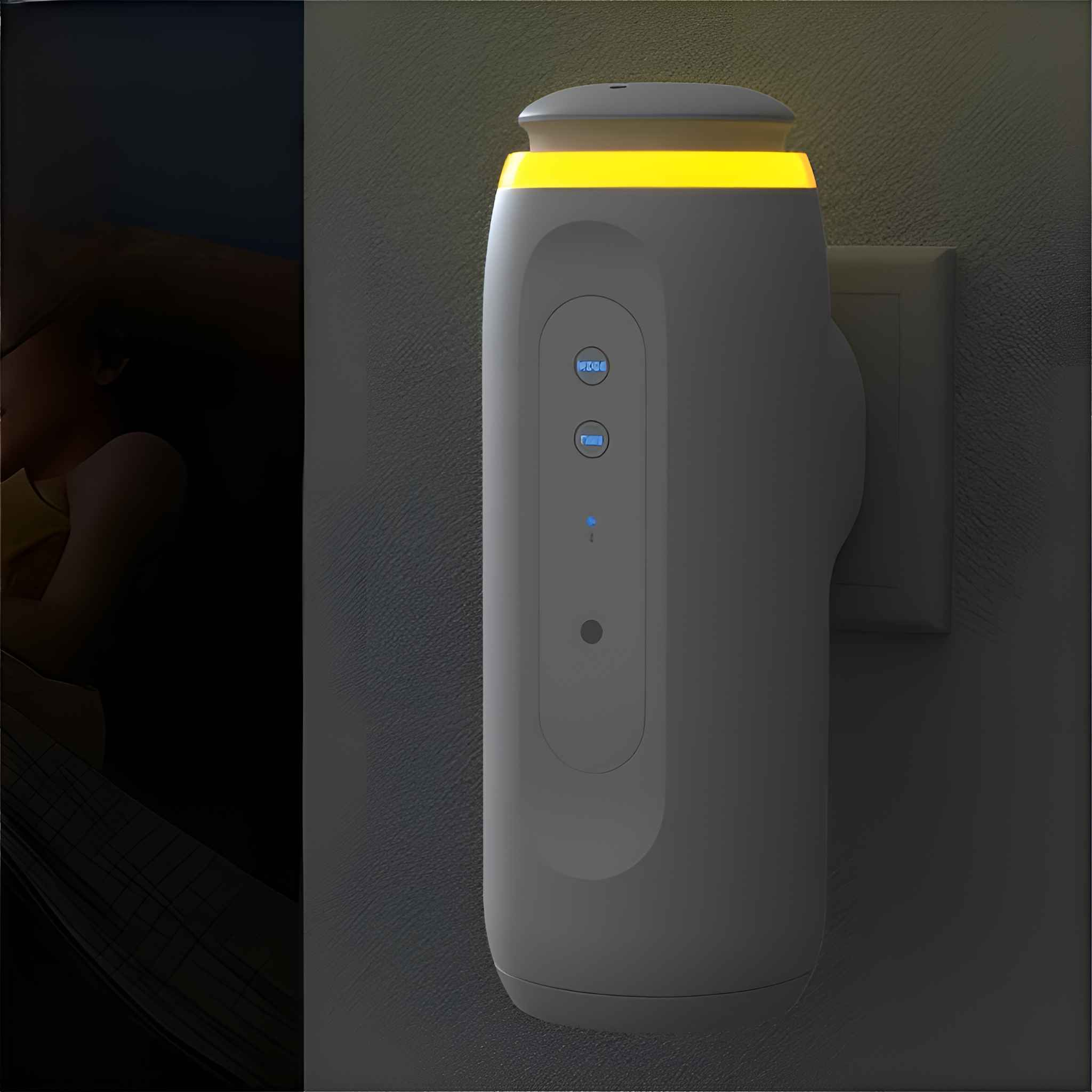Ein Nachtlicht ist in eine Steckdose gesteckt. Im Hintergrund liegt eine Person im Bett. Das Licht hat einen gelben Schein.