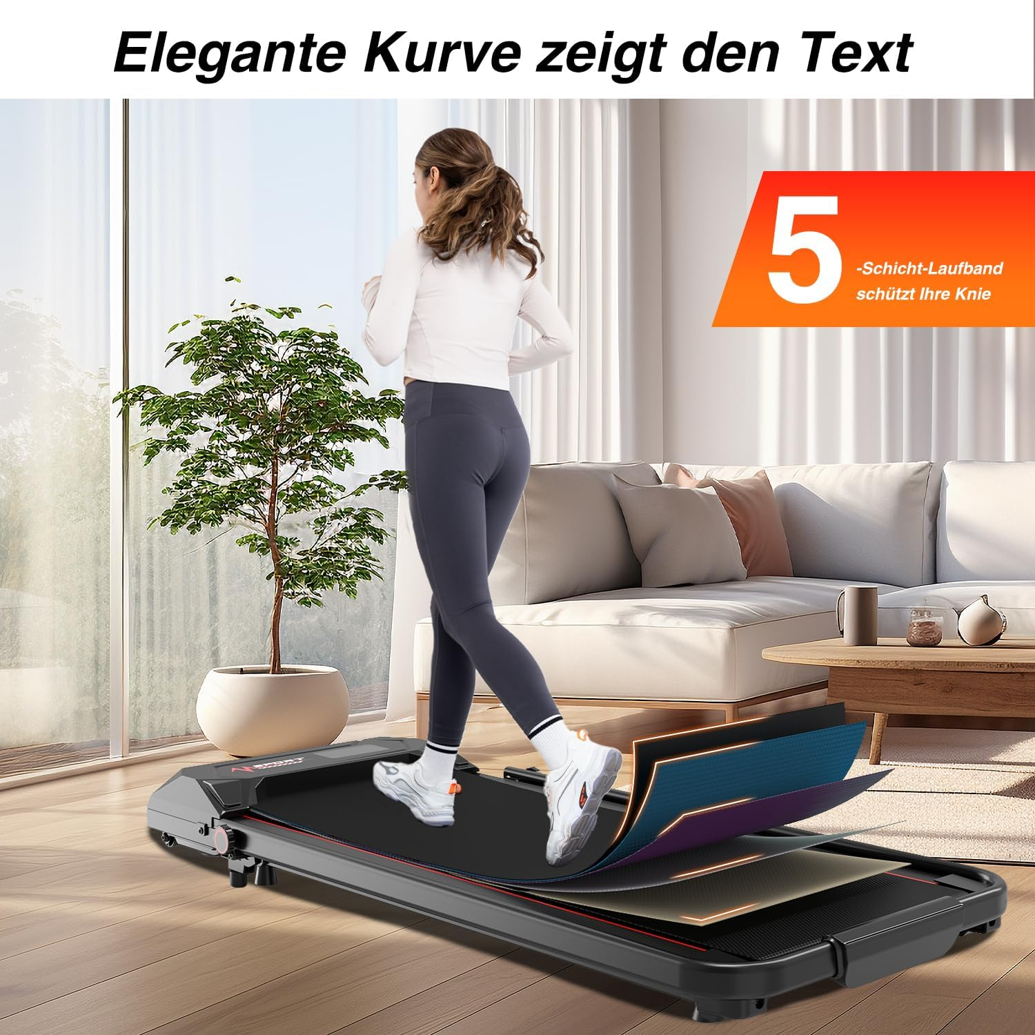 Eine Frau joggt drinnen auf einem Laufband. Das Laufband hat mehrere Schichten. Im Hintergrund sind ein Sofa und eine Pflanze.