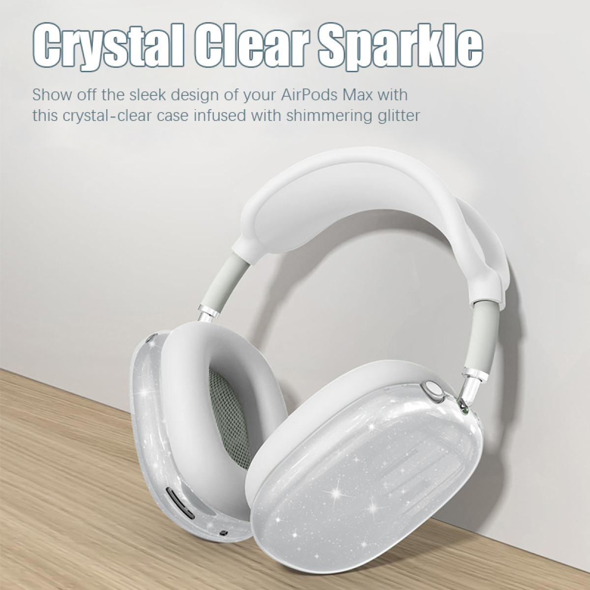 Cuffie AirPods Max bianche in una custodia trasparente e glitterata. Le cuffie poggiano contro un muro bianco. Il testo 'Crystal Clear Sparkle' è in alto.