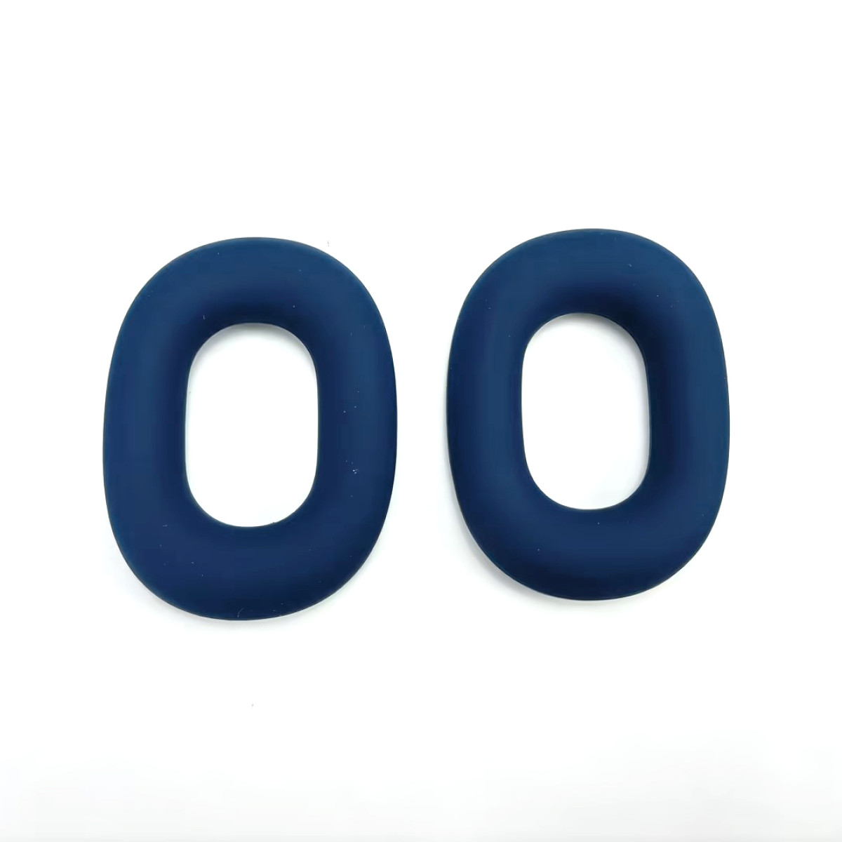 Dwa granatowe, owalne obiekty, podobne do litery 'O', umieszczone obok siebie na białym tle.