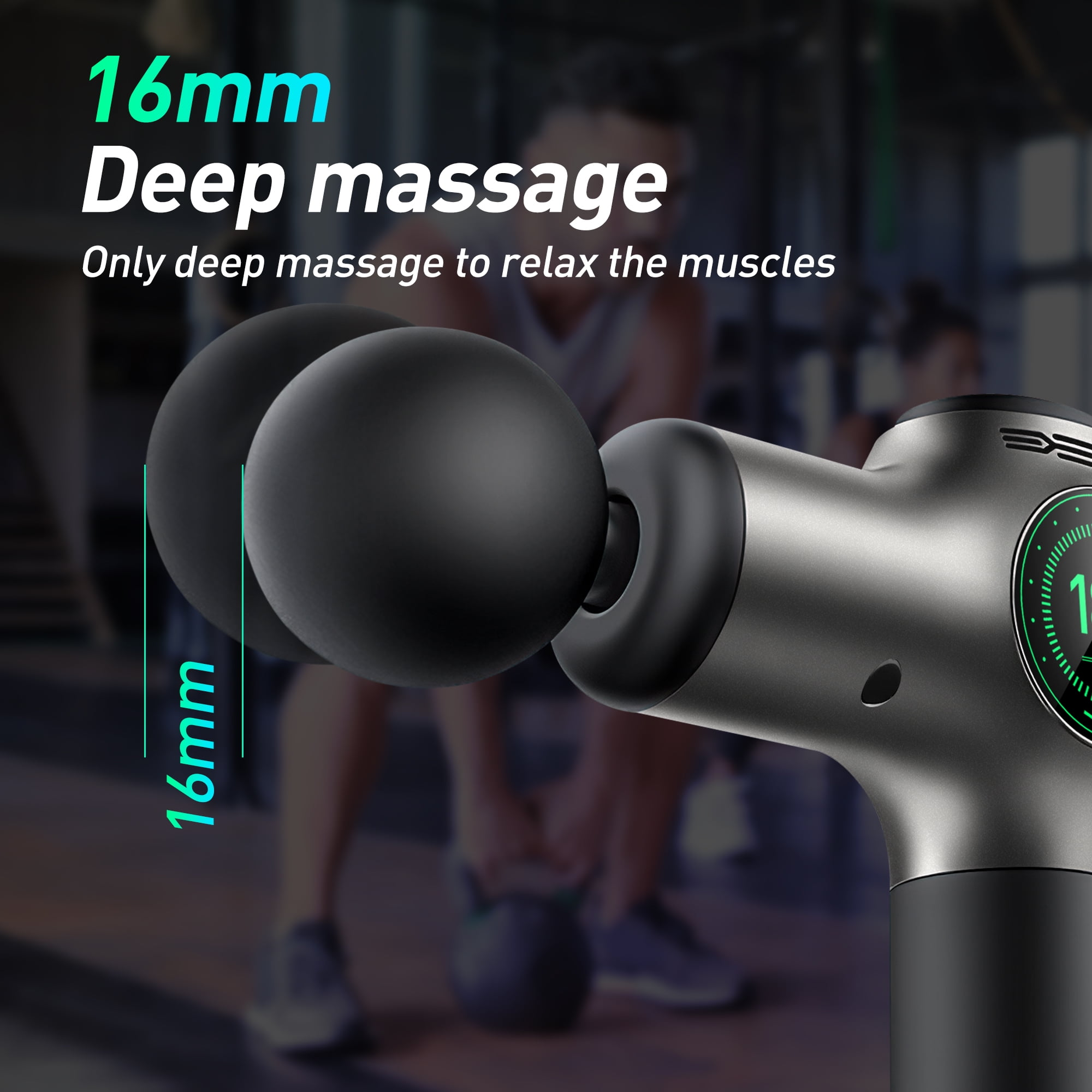 Eine schwarze Massagepistole mit grünem Text-Overlay. Es lautet '16mm Deep massage'. Eine Person ist im Hintergrund.