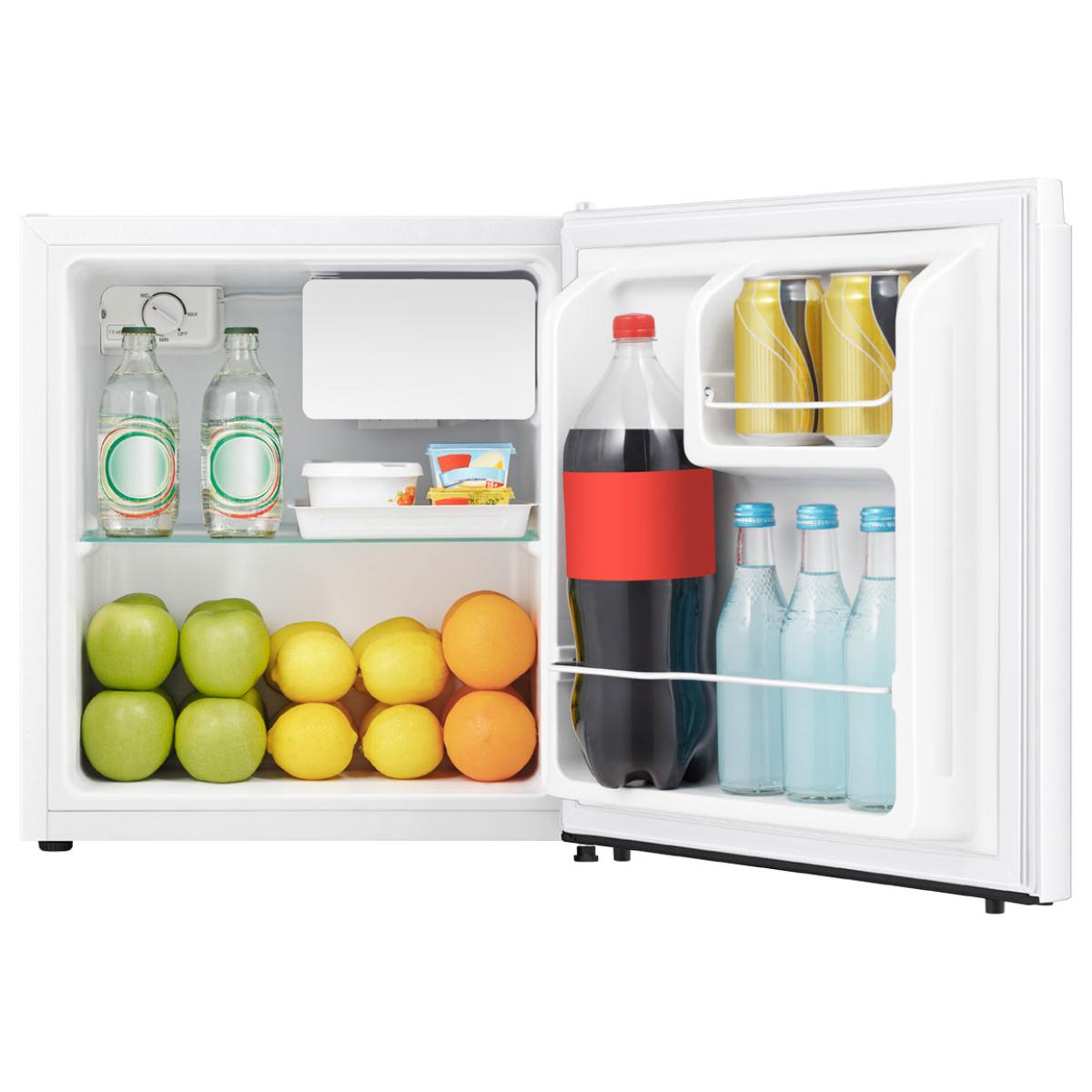 Mini-frigorifero aperto con bevande e frutta all'interno. Include acqua in bottiglia, soda, mele, limoni, arance e bevande in scatola. Interno bianco.