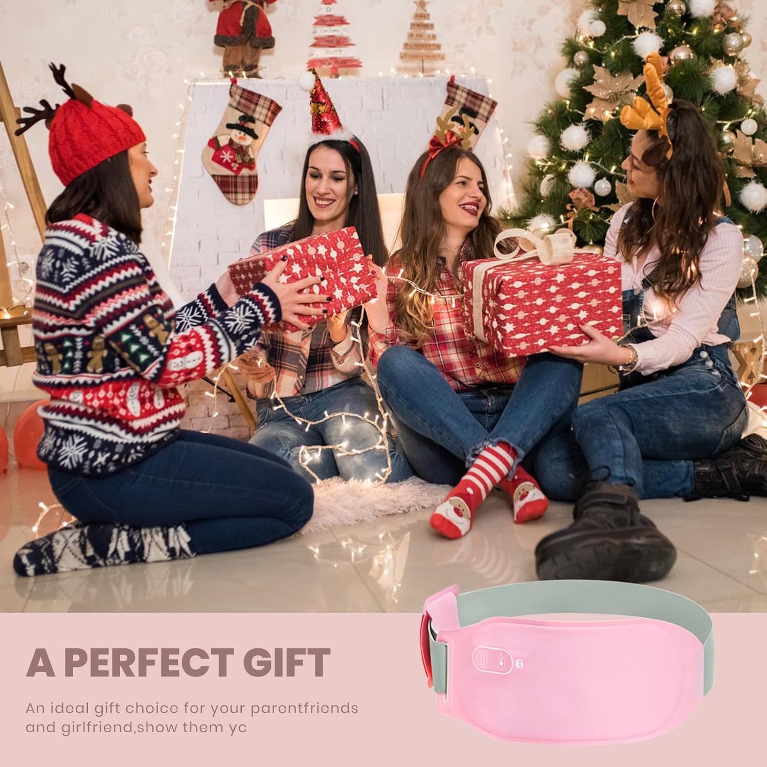 Vier Frauen tauschen Geschenke aus, sitzen in der Nähe eines Weihnachtsbaums und eines Kamins. Festliche Dekorationen umgeben sie.