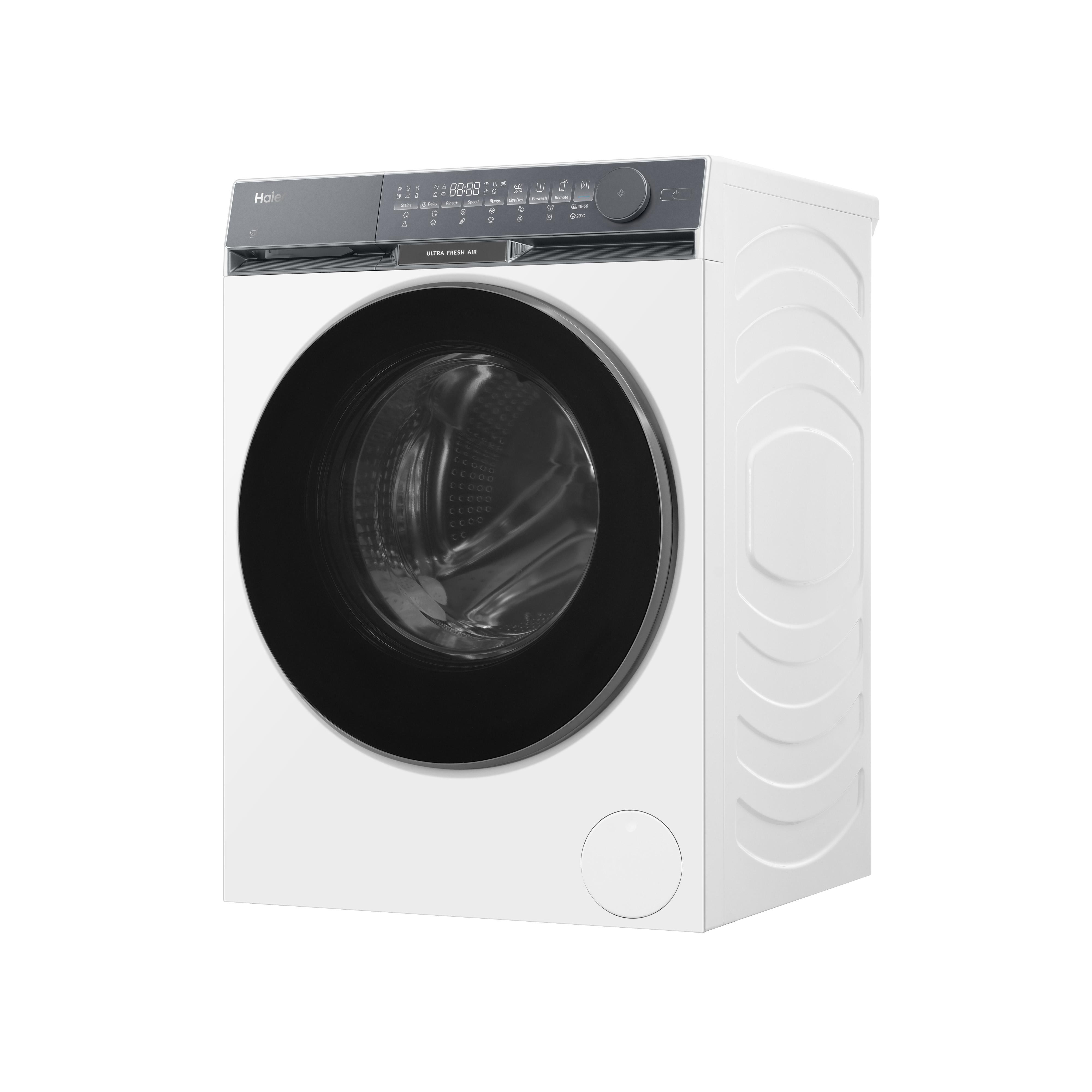 Una lavadora Haier blanca. Tiene una puerta oscura, panel de control y dial. Está sobre un fondo blanco.