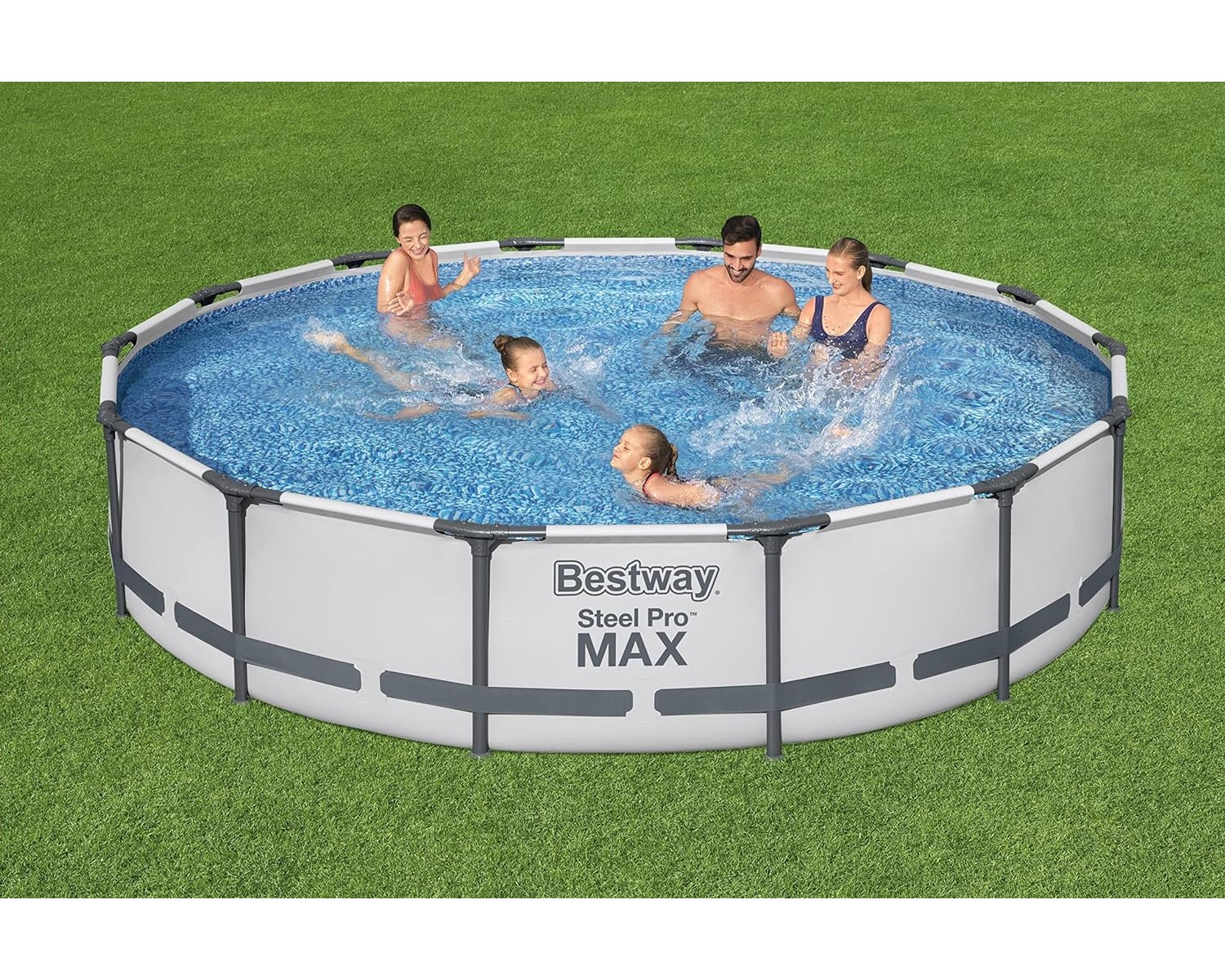 Fünf Personen schwimmen in einem runden, oberirdischen Pool auf grünem Gras. Der Pool hat einen grauen Rahmen und die Marke Bestway ist sichtbar.
