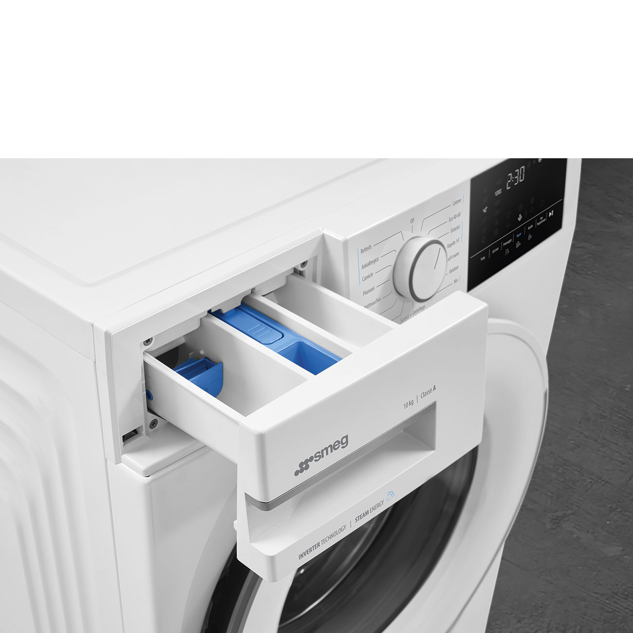 Lavatrice Smeg bianca, cassetto aperto, con scomparti per detersivo blu. Il pannello di controllo mostra impostazioni e ora.