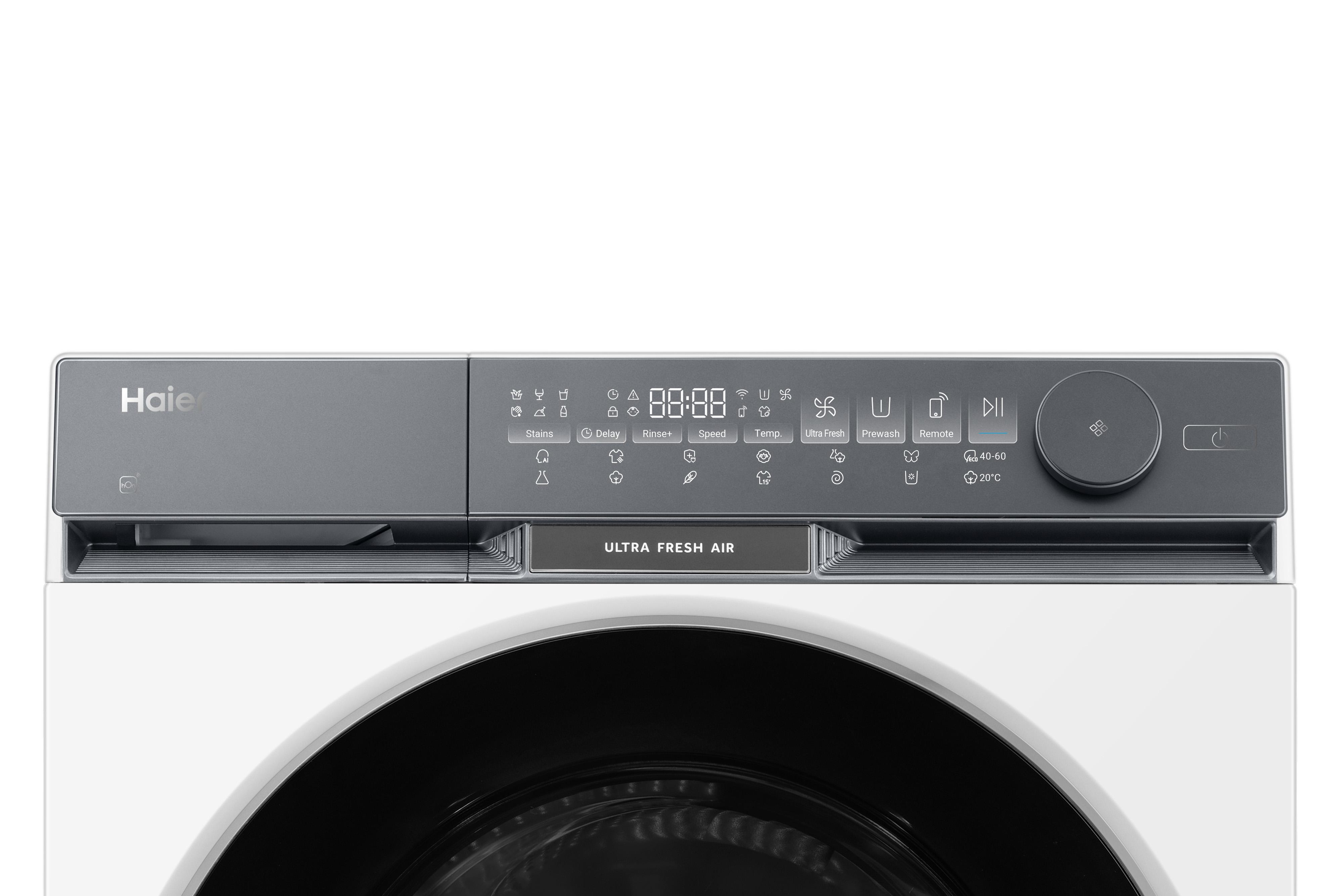 Primer plano de una lavadora Haier. Tiene cuerpo blanco, pantalla digital y botones de control. La pantalla muestra 88:88.