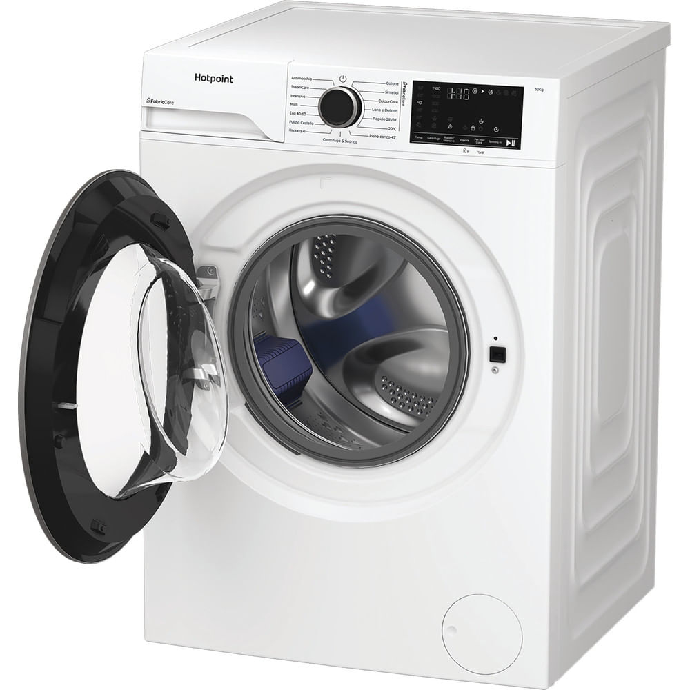 Una lavatrice Hotpoint bianca con la porta aperta. Il cestello è visibile e il pannello di controllo è in alto a destra.