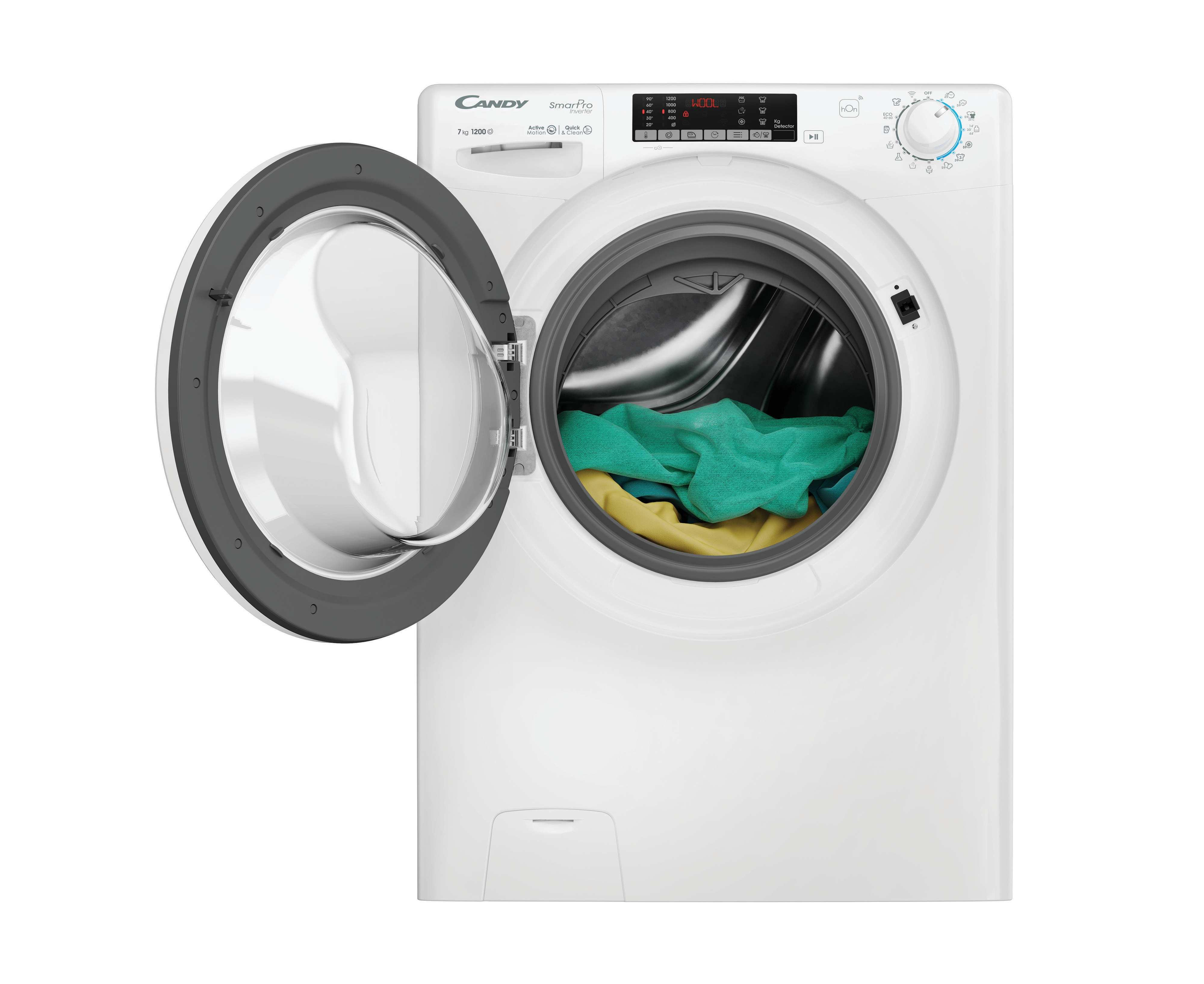 Una lavadora blanca con la puerta abierta. Dentro, hay ropa de varios colores y el panel de control de la máquina es visible.