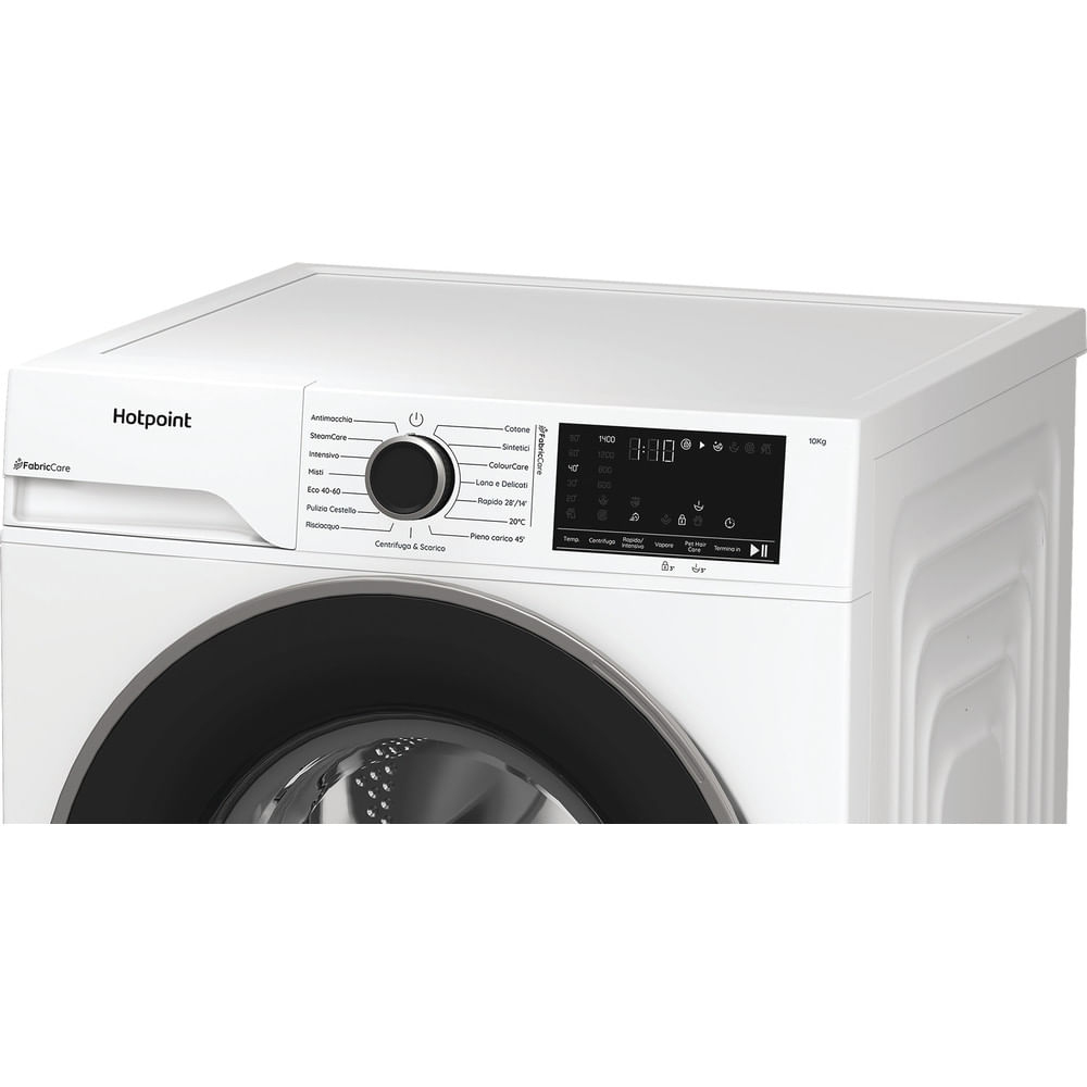 Una lavatrice Hotpoint bianca. Ha un pannello di controllo nero e un display digitale. La porta è nera.